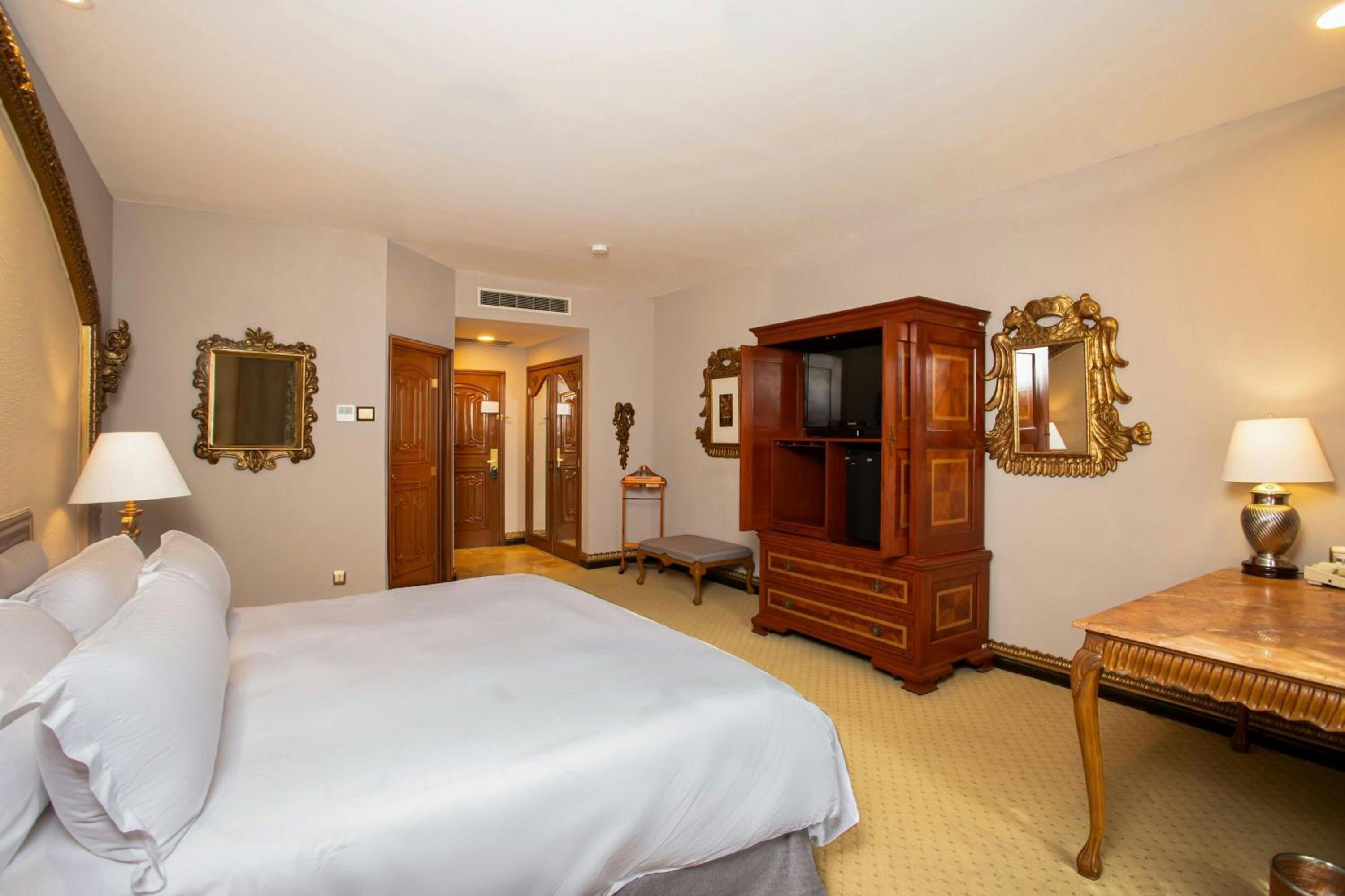 One-Bedroom Master King Suite - Photo 2