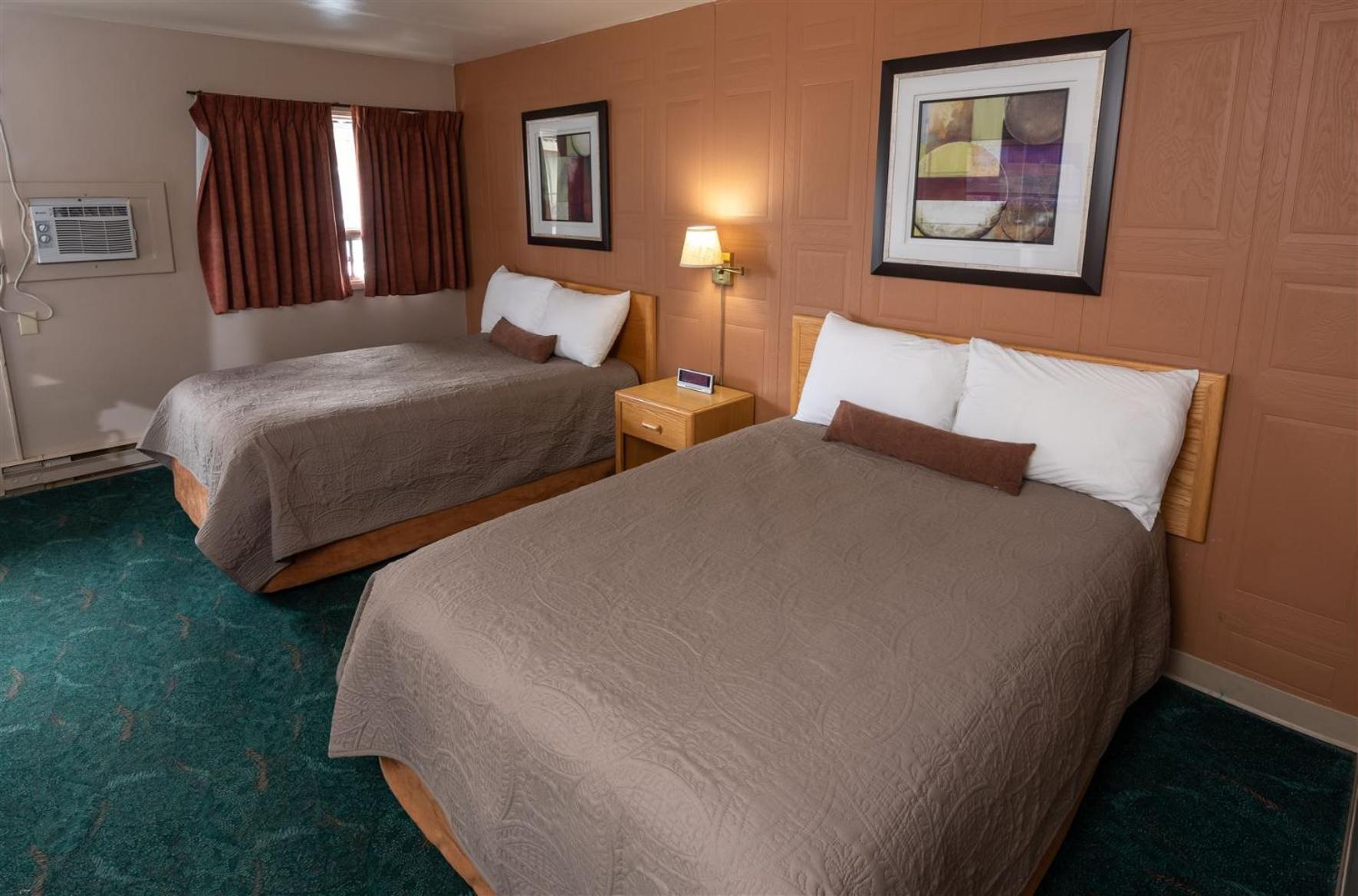Queen Room with Two Queen Beds - Non-Smoking - Photo 2