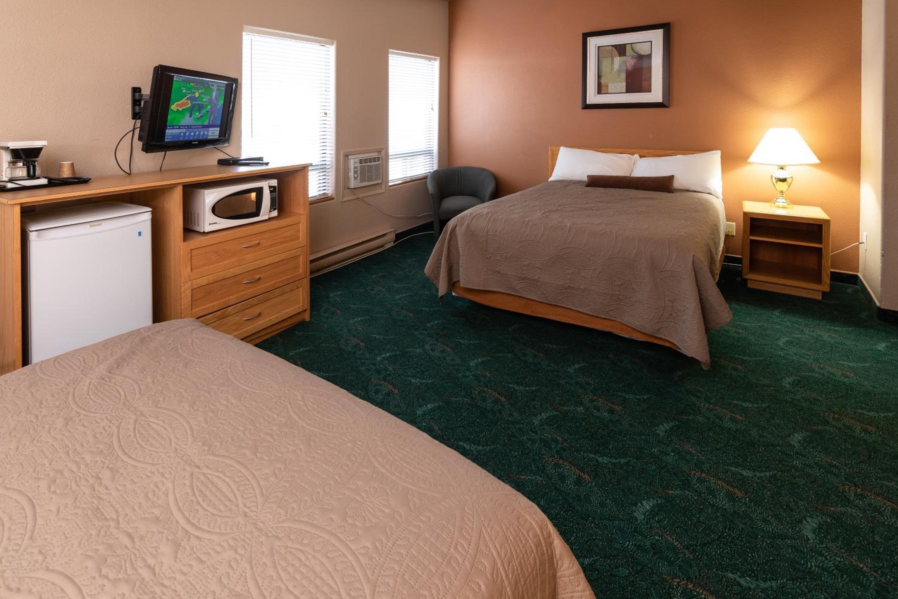 Queen Room with Two Queen Beds - Non-Smoking - Photo 4