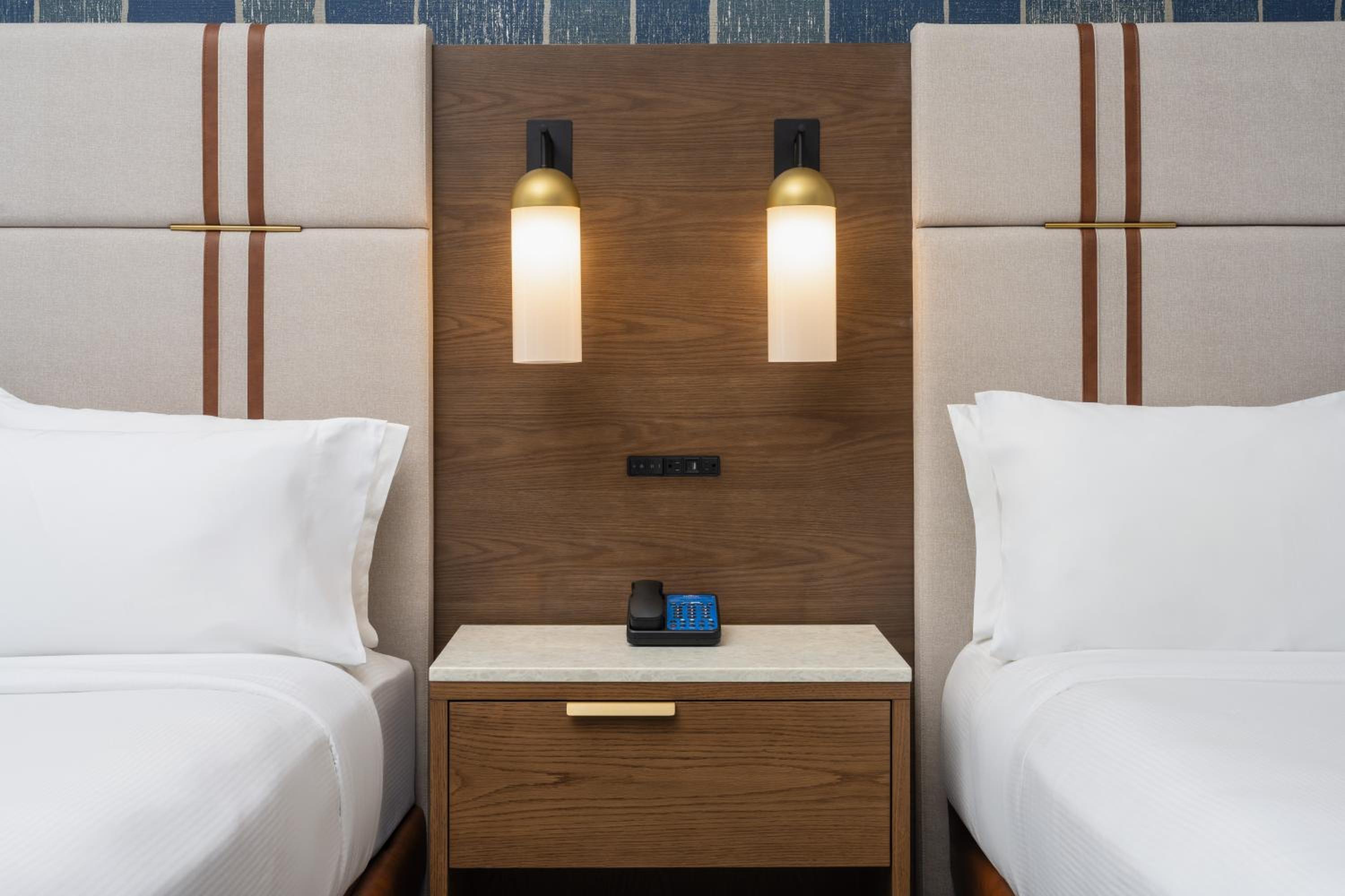 Queen Room with Resort View - Photo 4