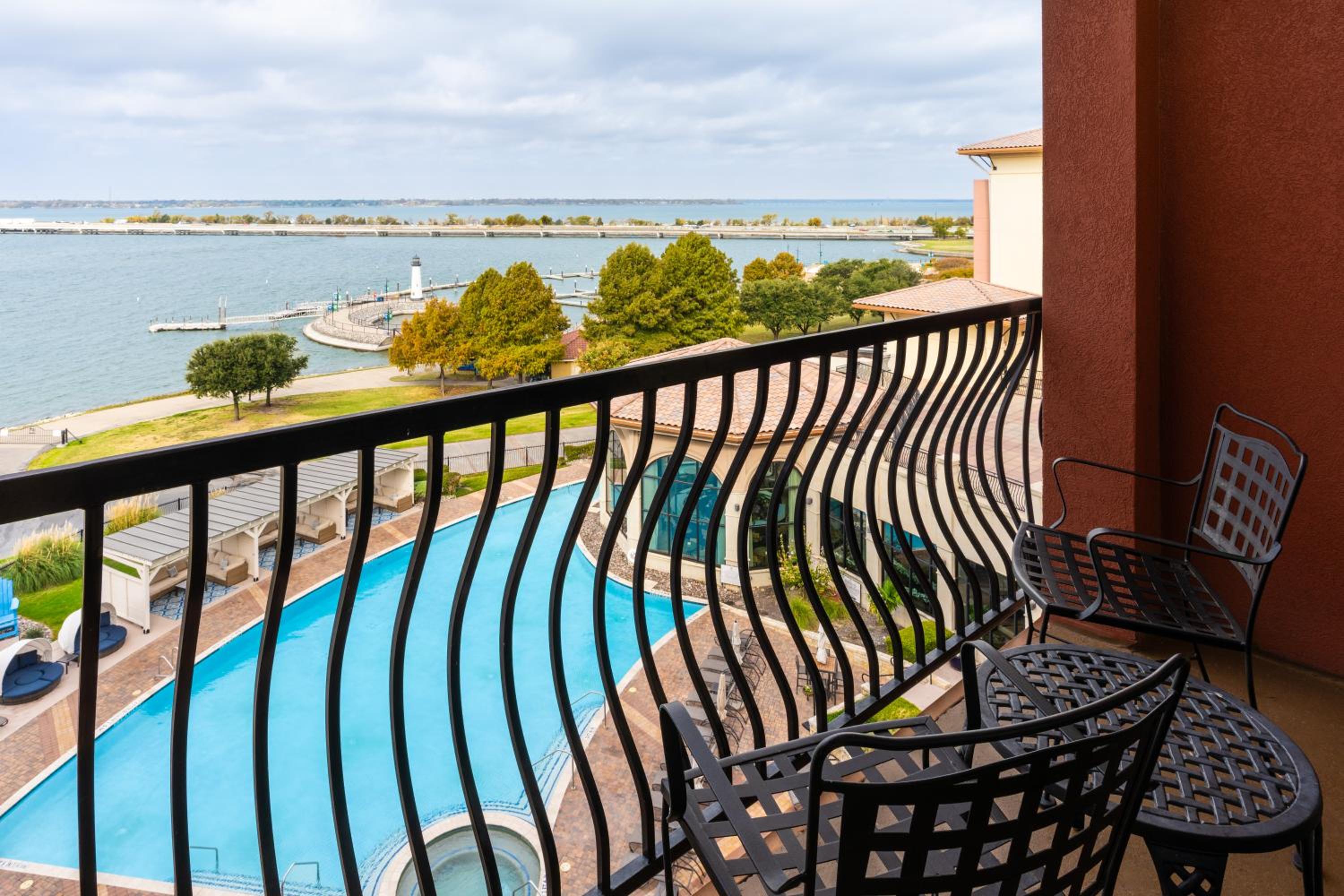 Queen Room with Resort View - Photo 5