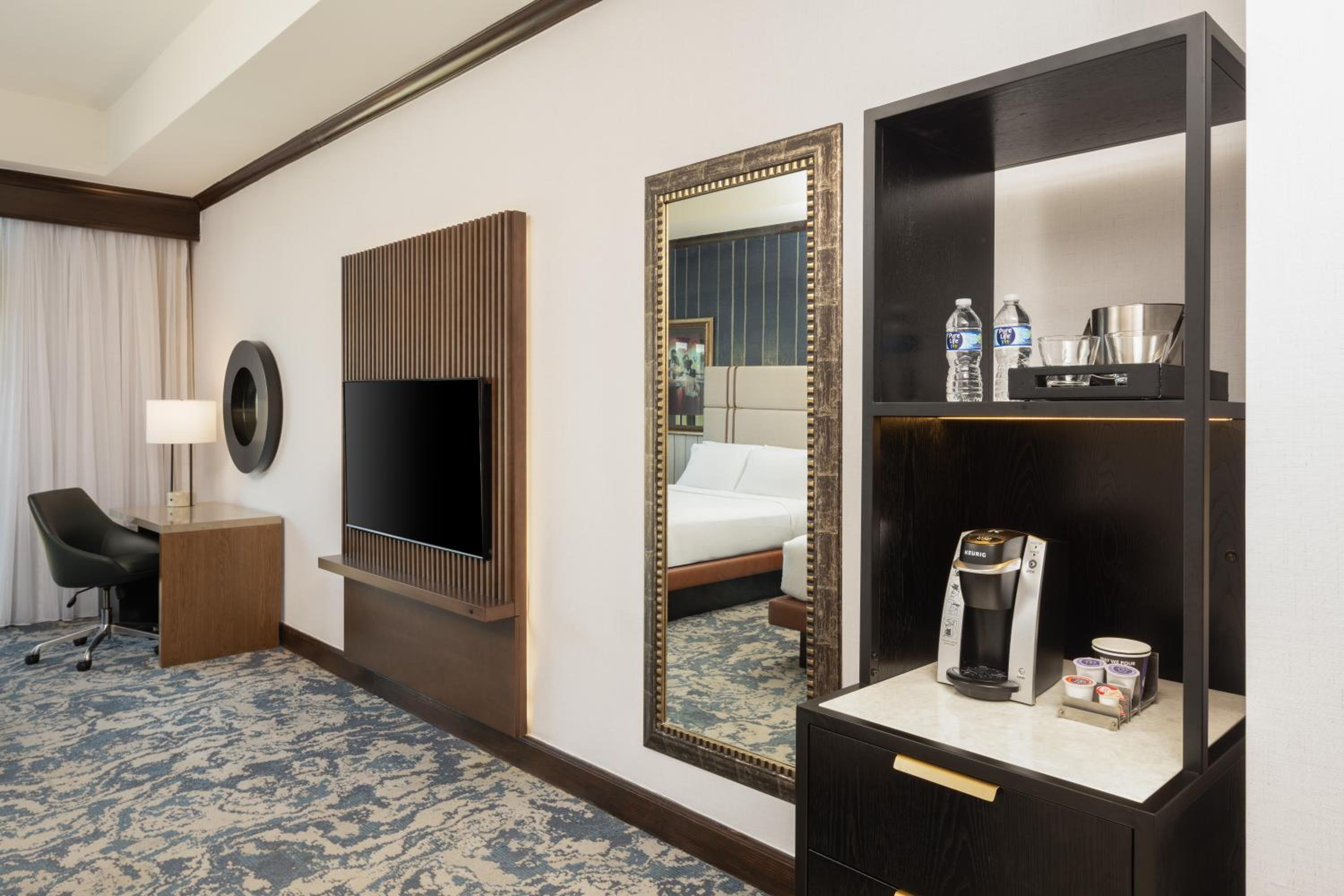 Queen Room with Two Queen Beds - Photo 3