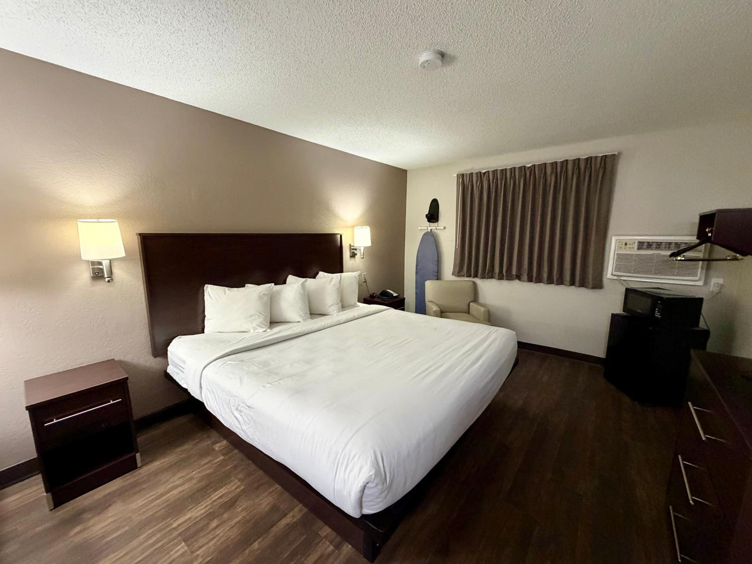 King Room - Non-Smoking - Photo 2