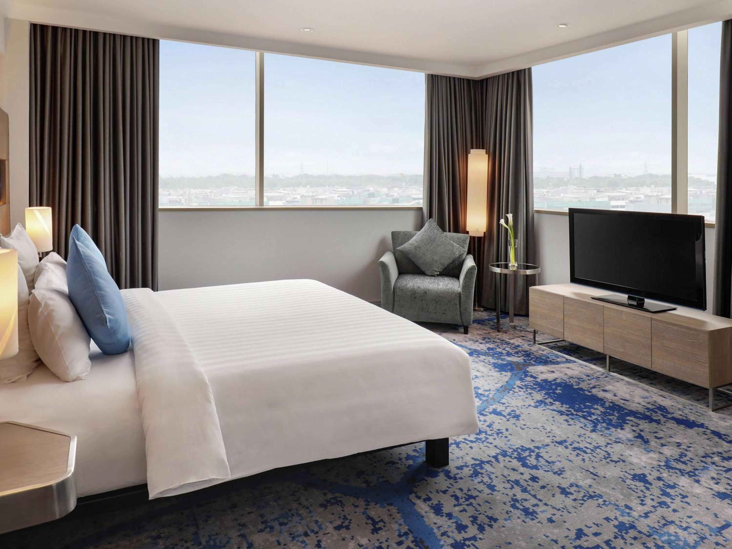 Executive Suite - Photo 2