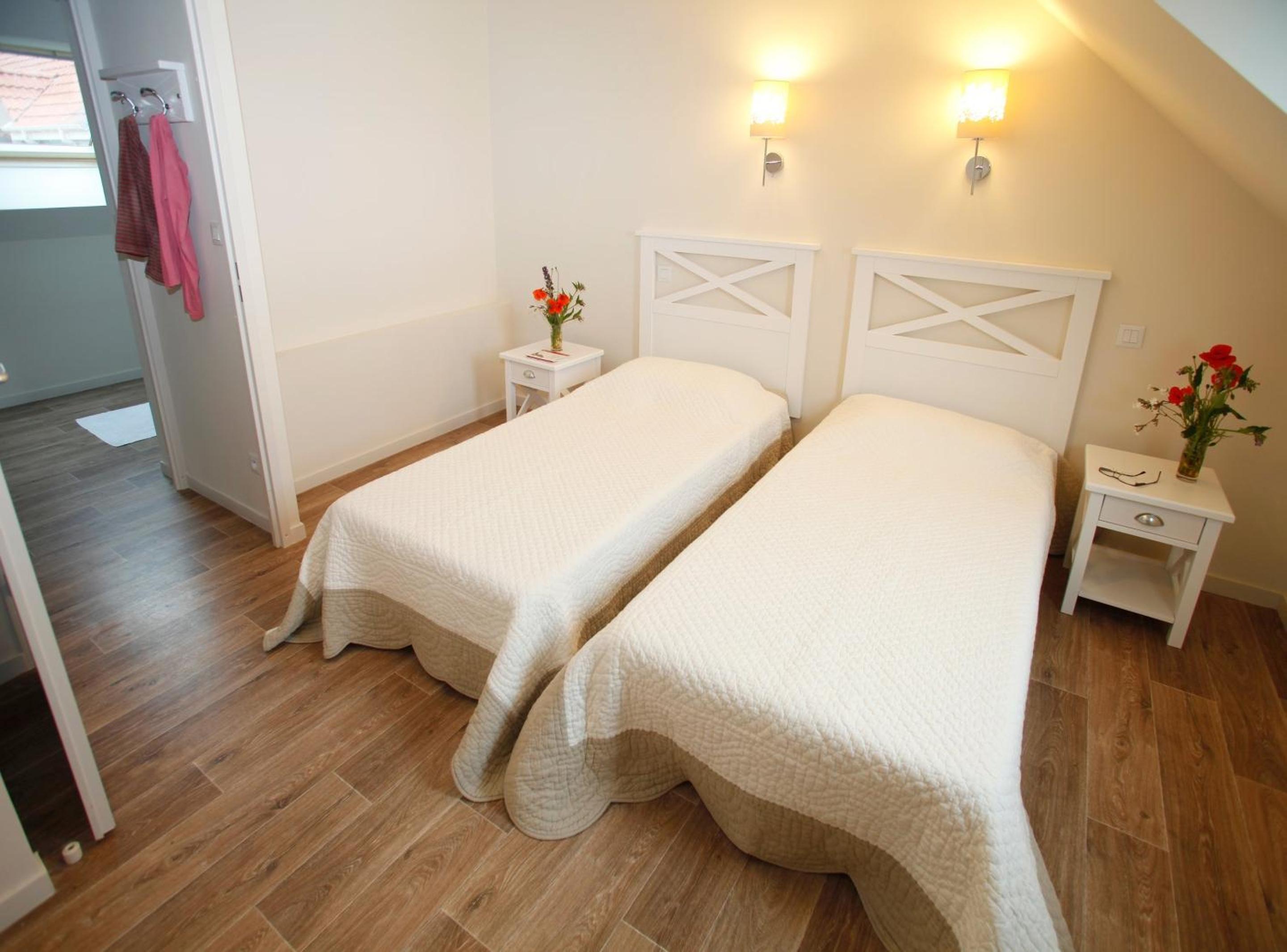 Two-Bedroom Cottage (6 Adults)