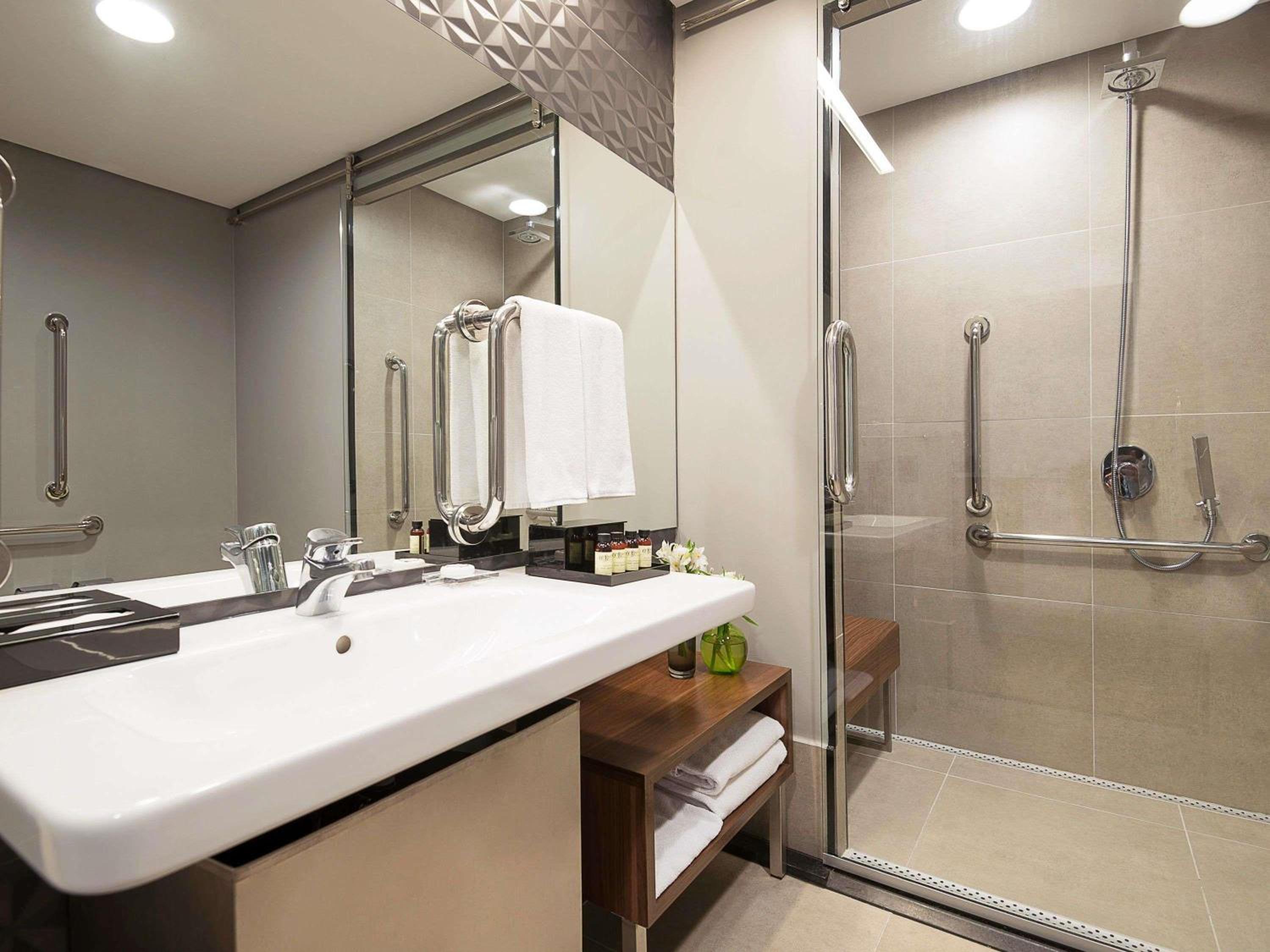 Executive Queen Room - Disability Access photo 2