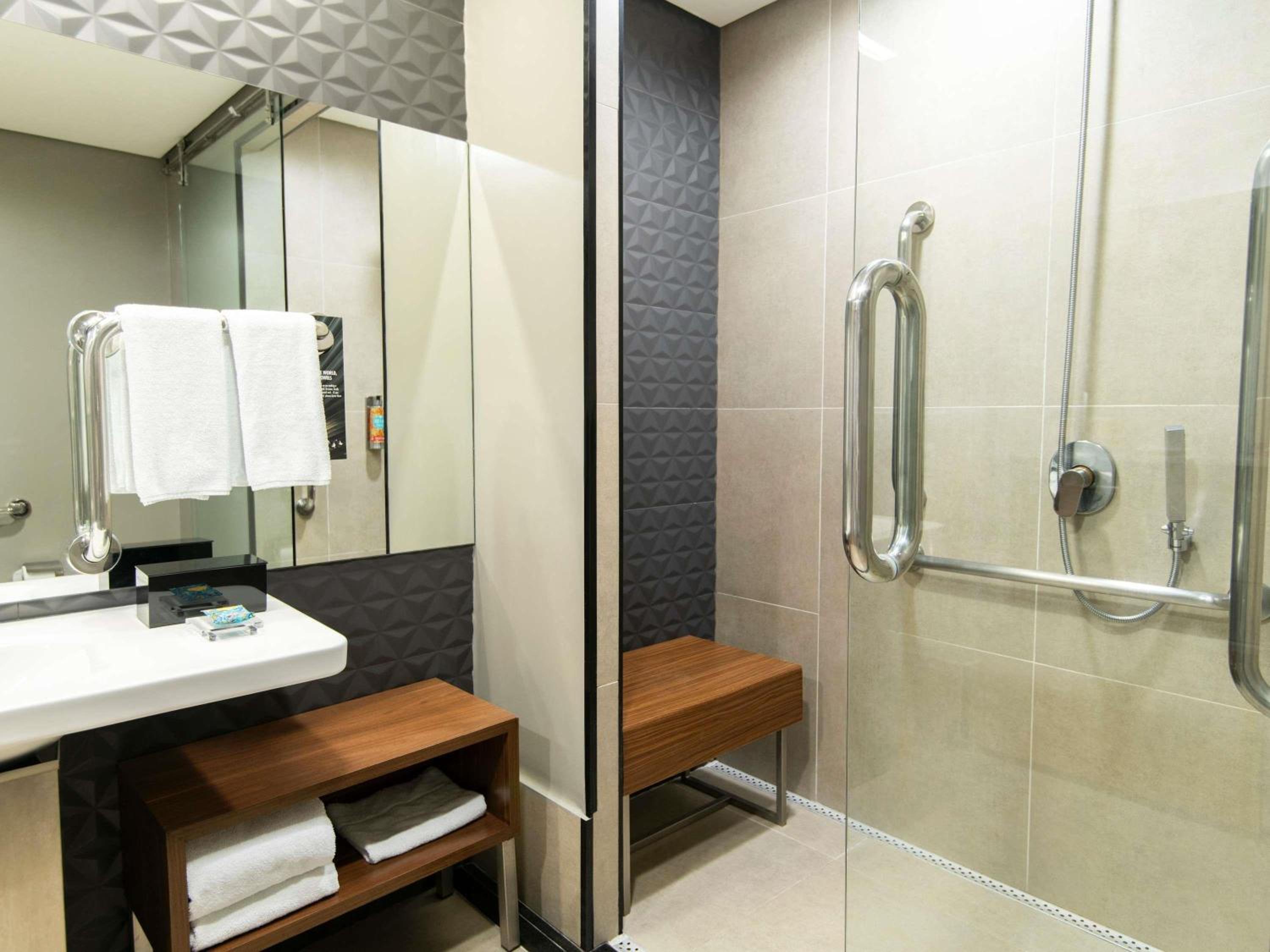 Executive Queen Room - Disability Access photo 3