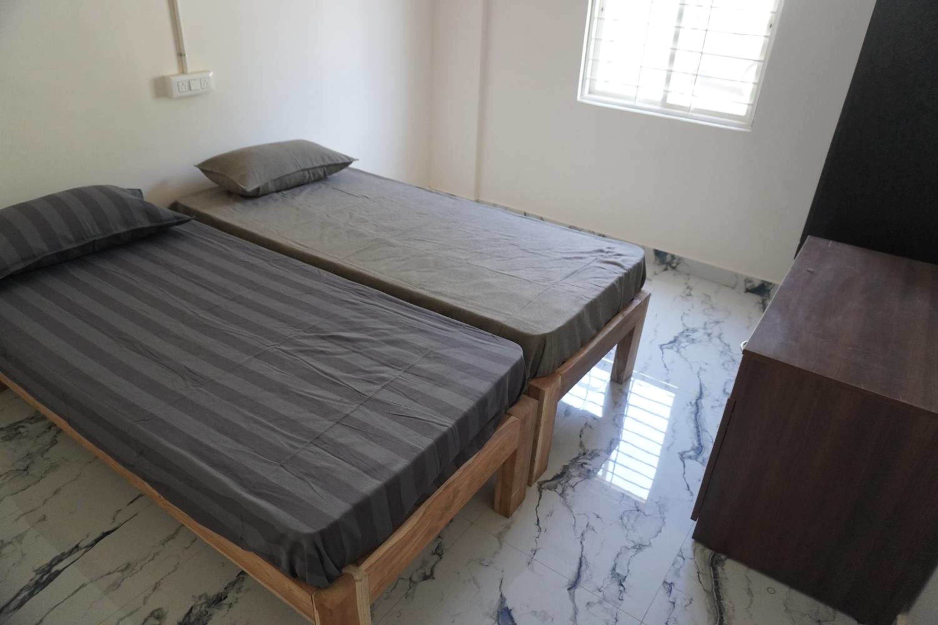 Twin Room with Private Bathroom photo 3