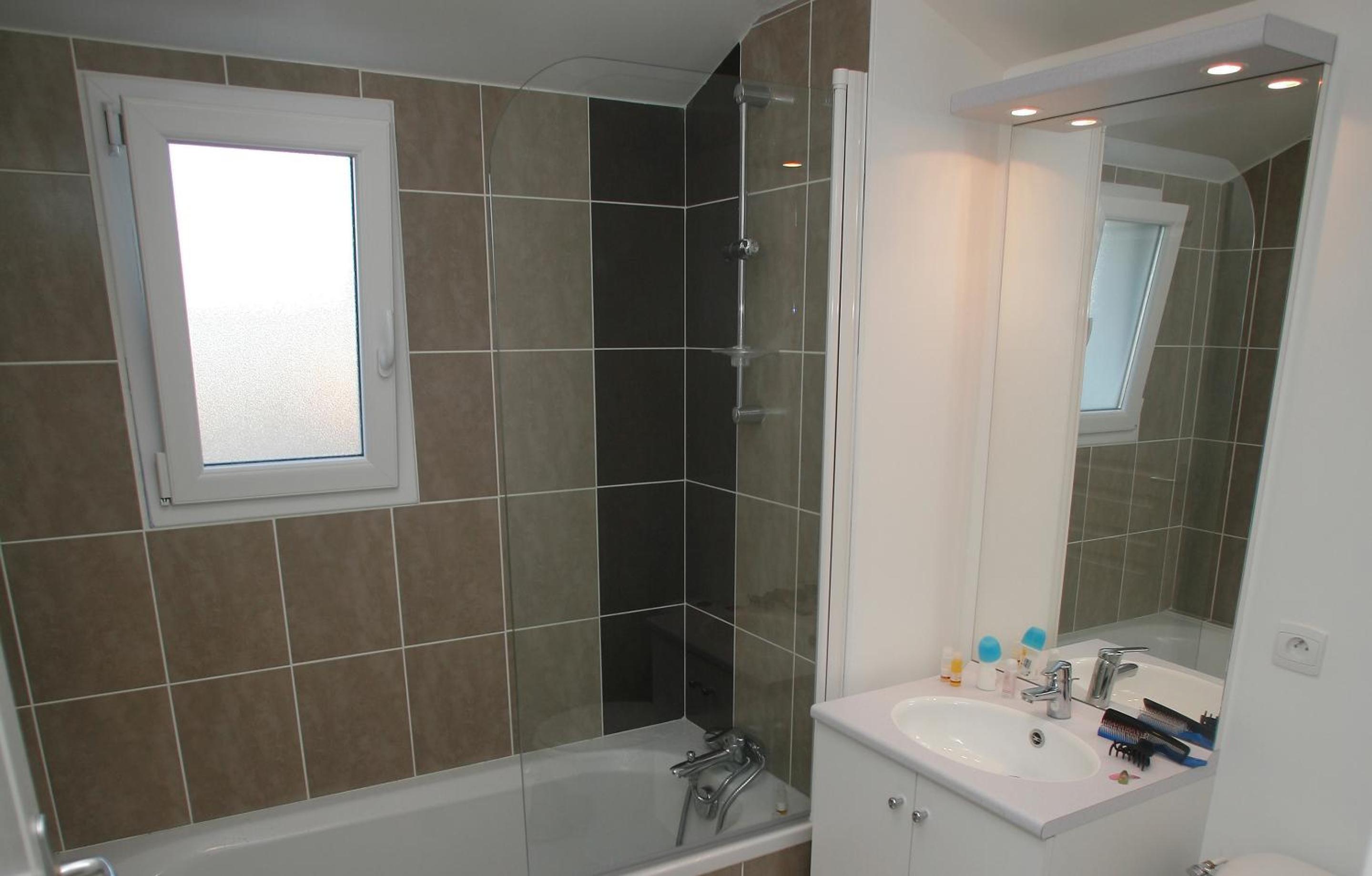 3-Room House - 6 People photo 3
