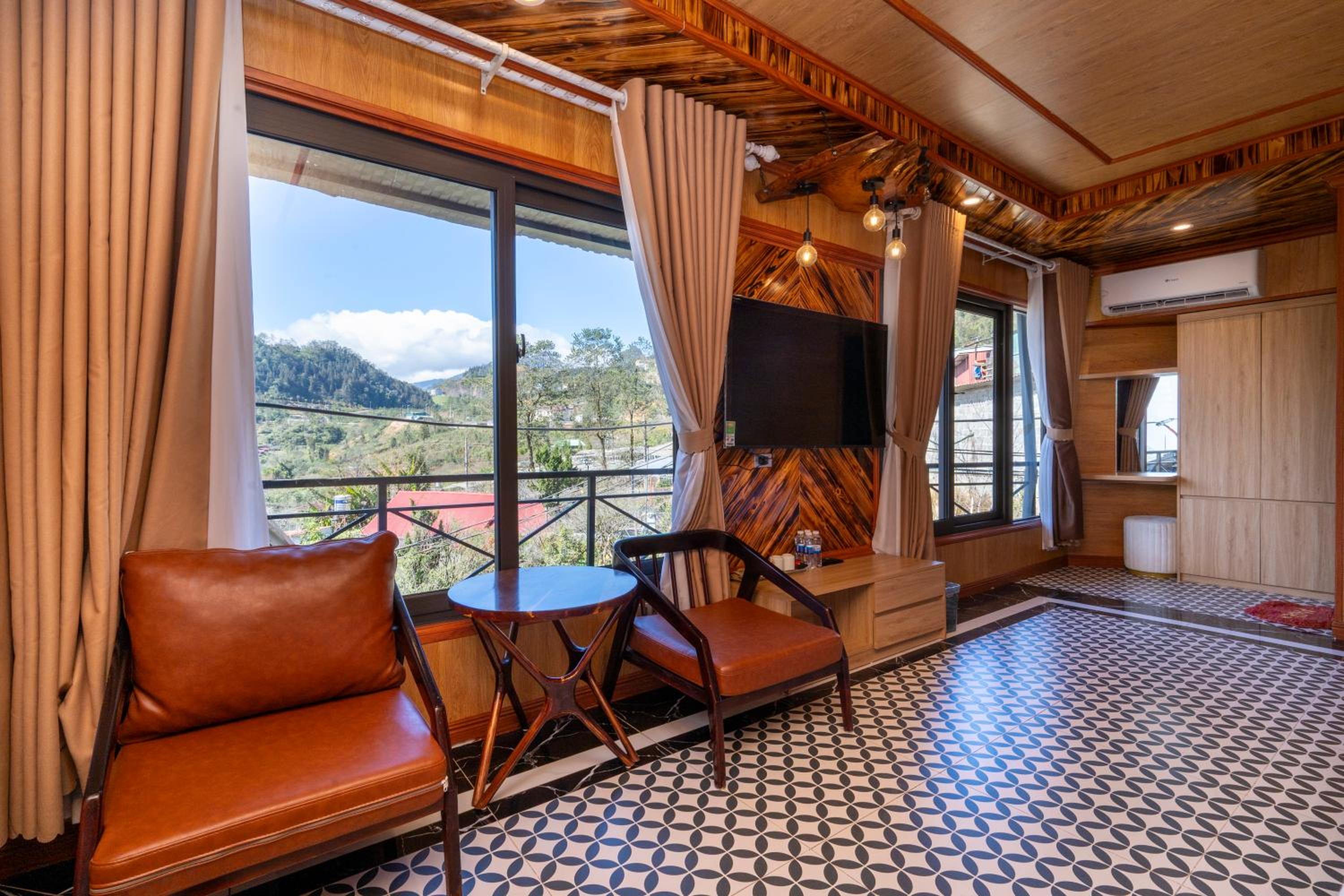 Family Room with Balcony photo 2