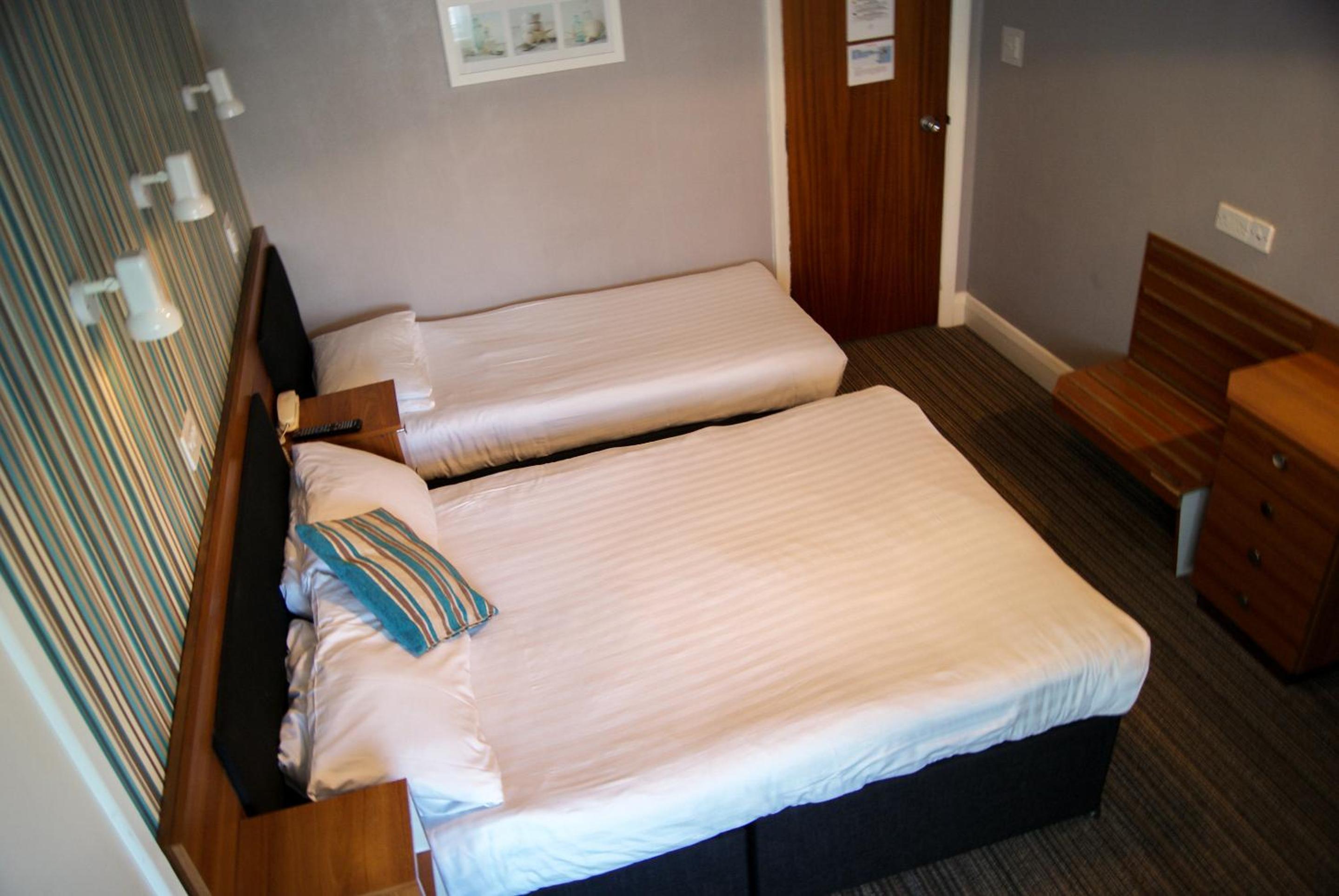 Standard Family Room (2 Adults + 1 Child) - Photo 3