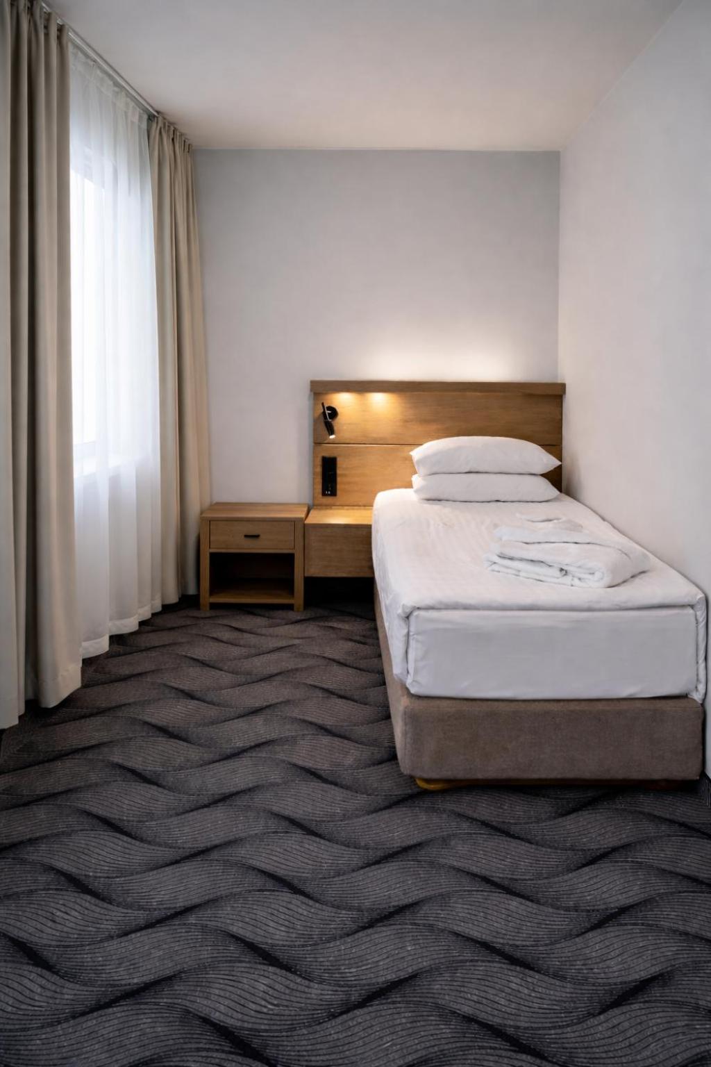 Modern Single Room - Photo 1