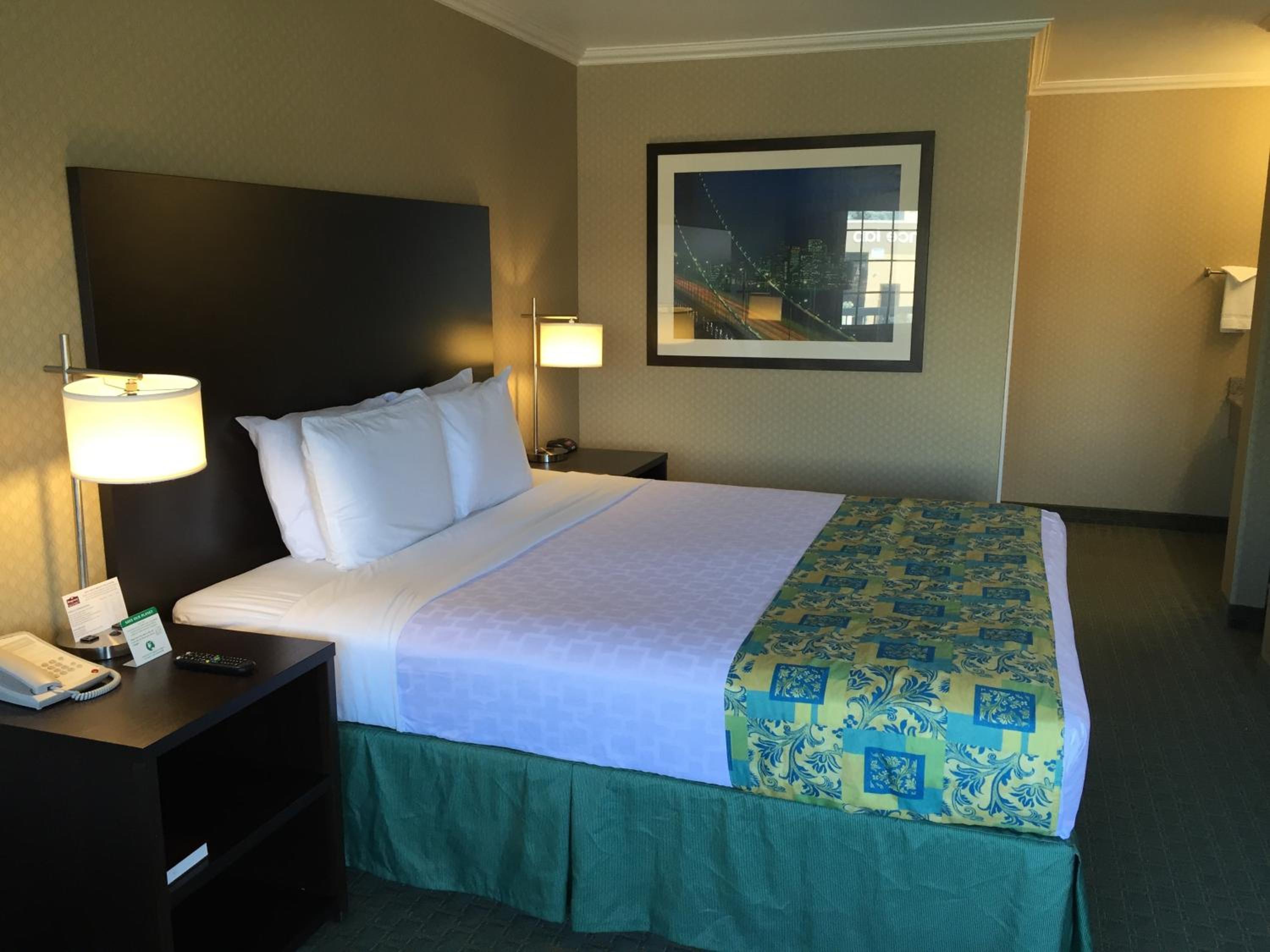 Deluxe King Room - Not Pet Friendly - Photo 1