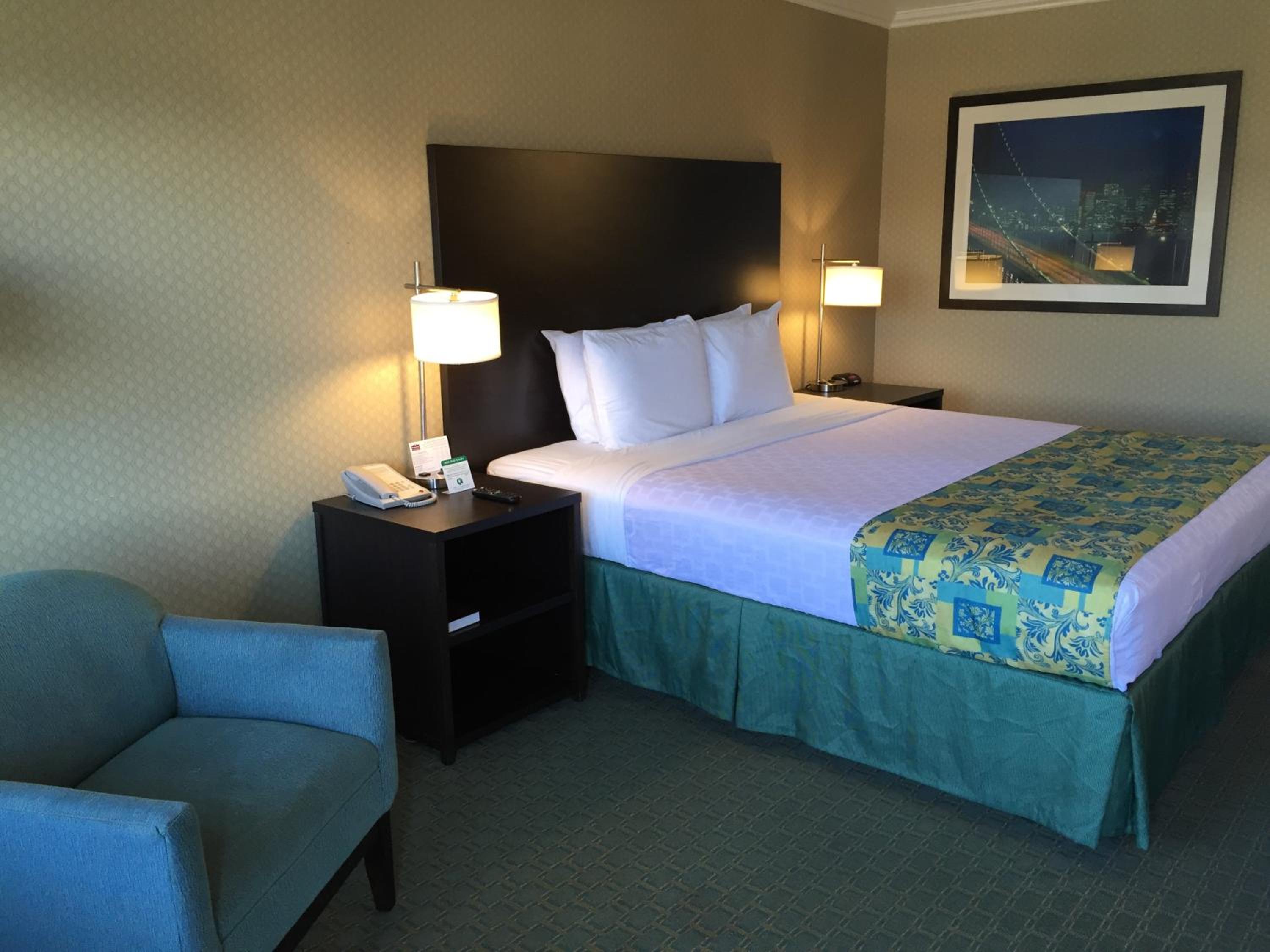 Deluxe King Room - Not Pet Friendly - Photo 4