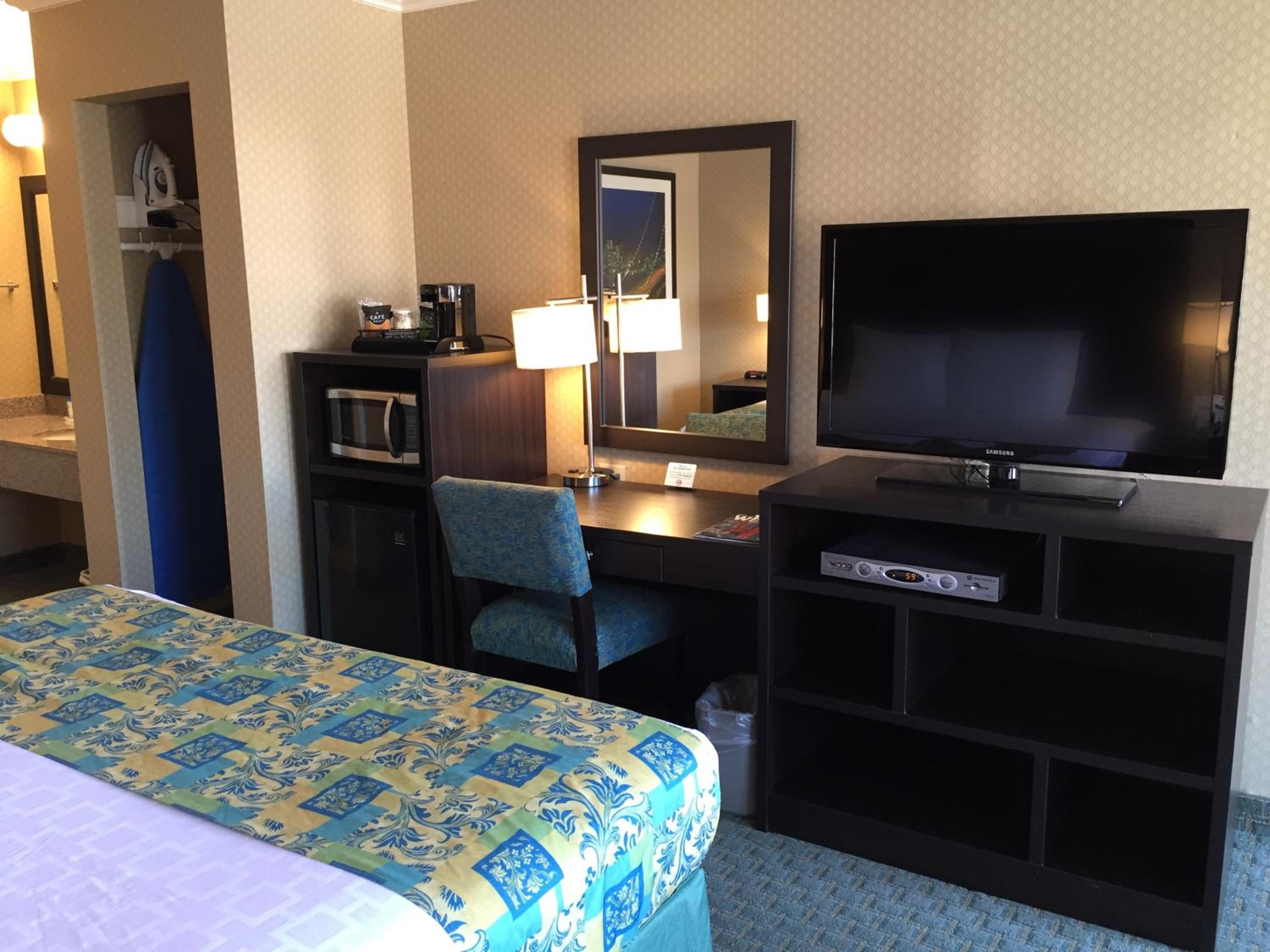 Deluxe King Room - Not Pet Friendly - Photo 2