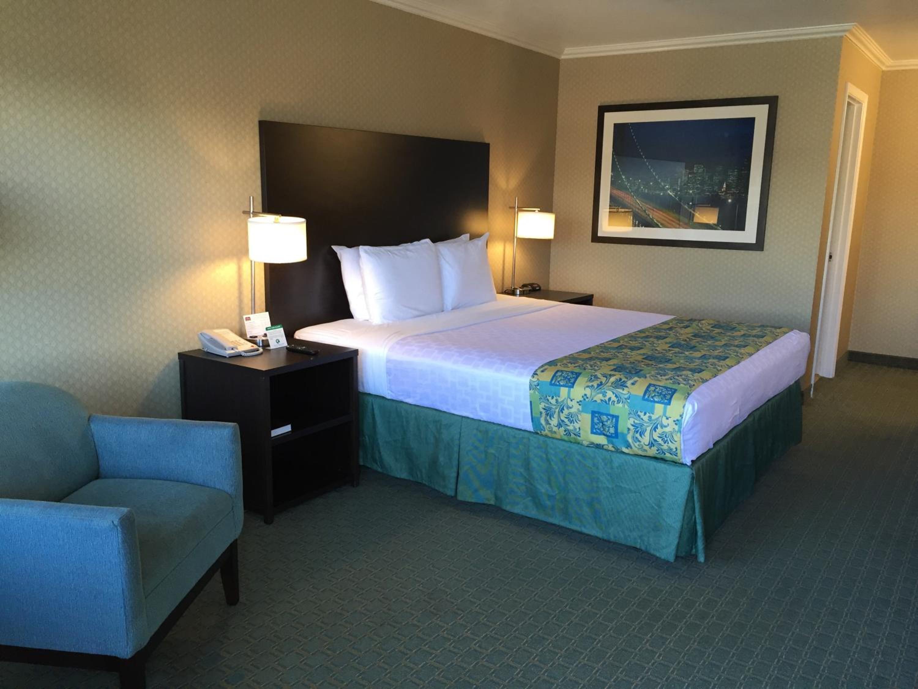 Deluxe King Room - Not Pet Friendly - Photo 3