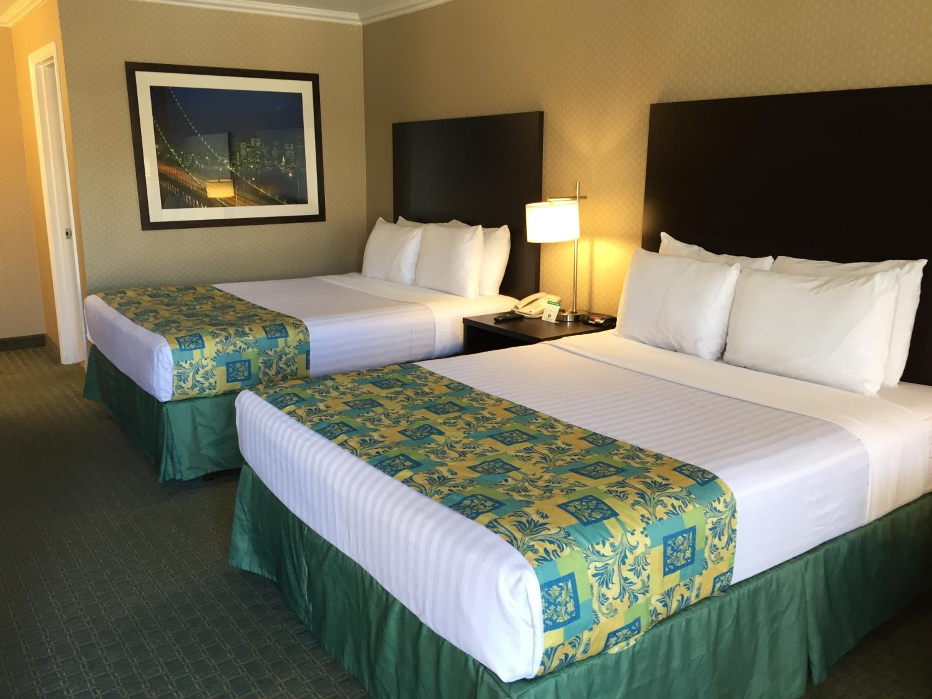 Deluxe Queen Room with Two Queen Beds - Pet Friendly - Photo 2
