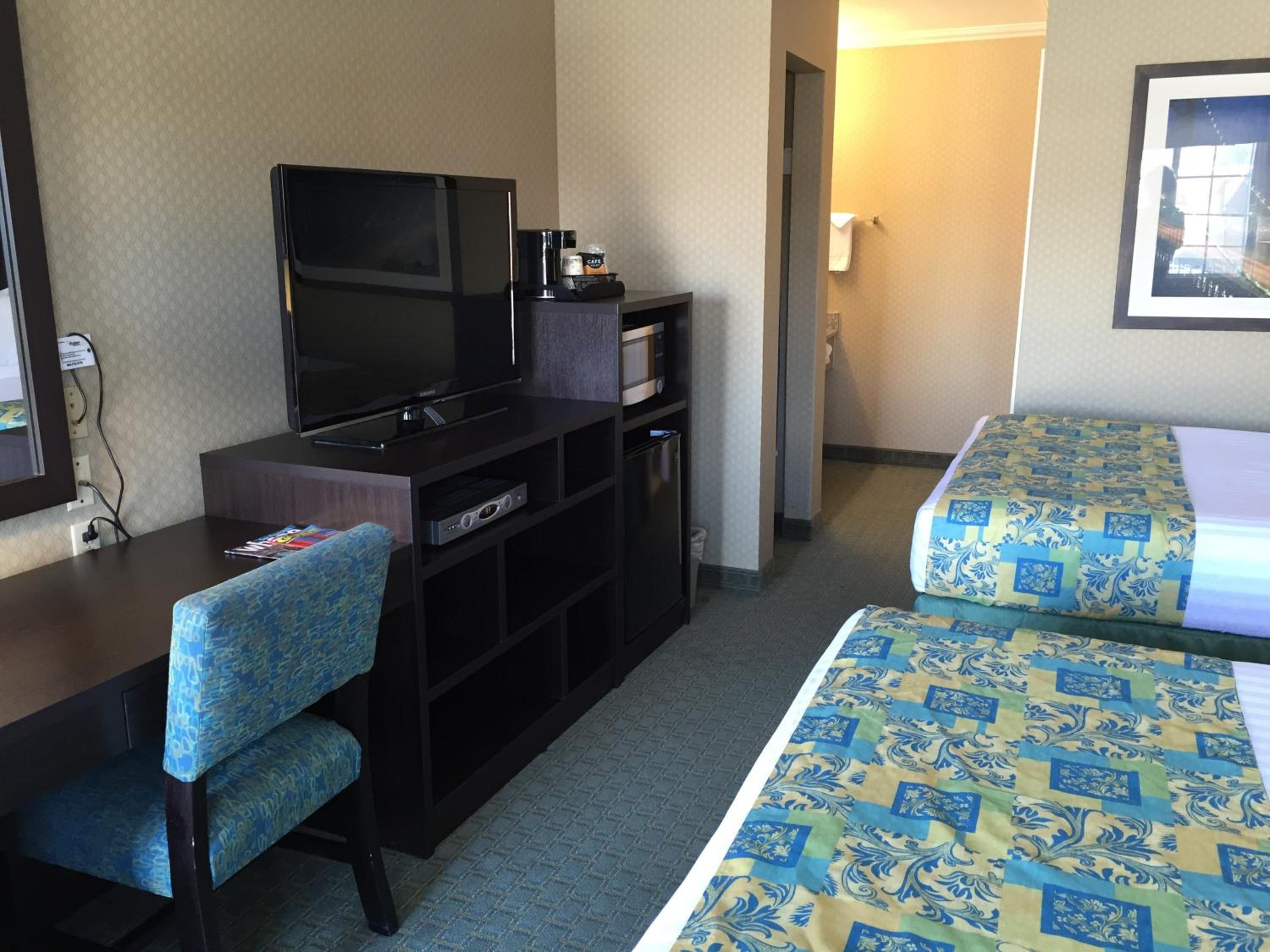 Deluxe Queen Room with Two Queen Bed - Not Pet Friendly - Photo 4