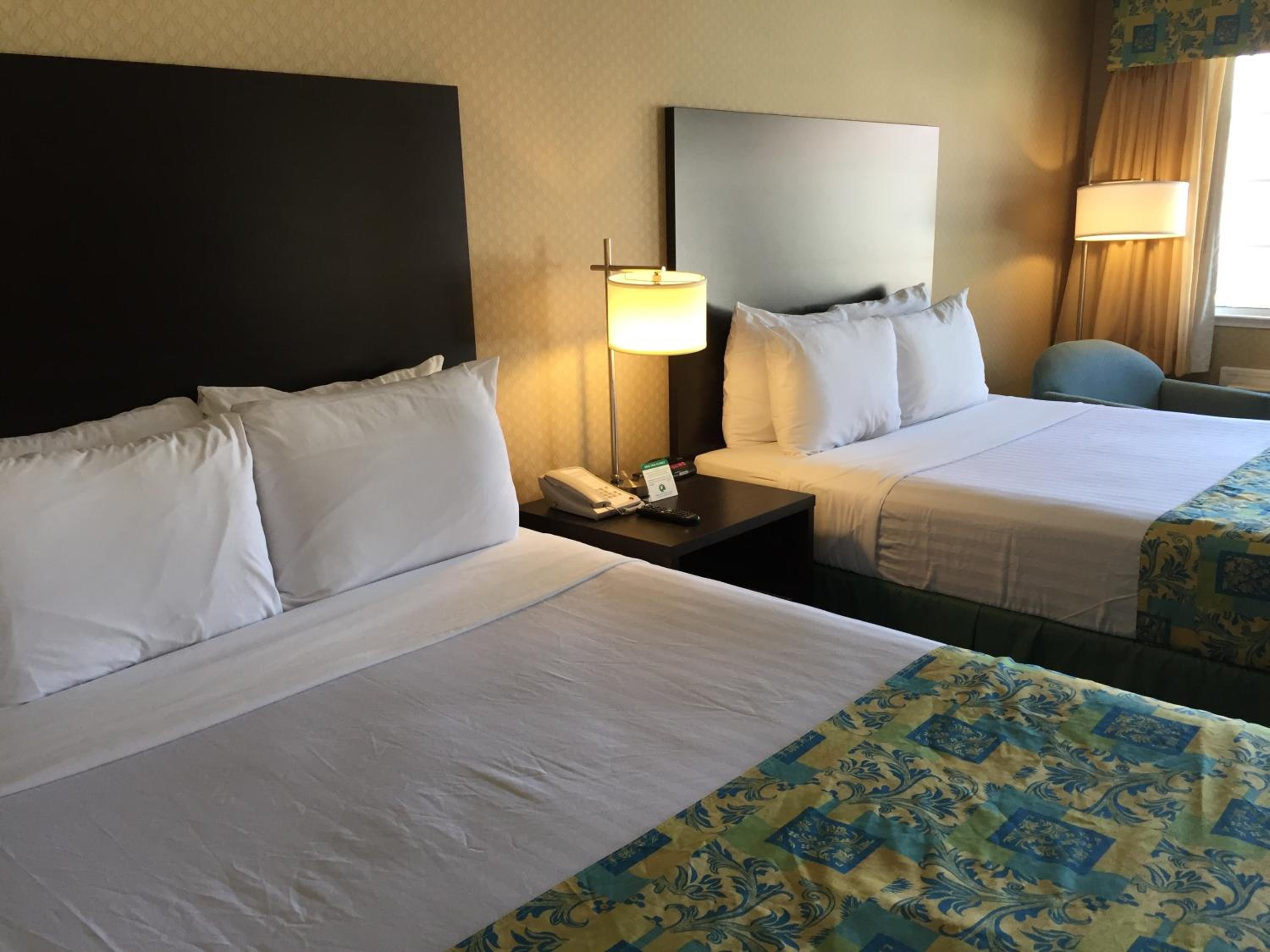 Deluxe Queen Room with Two Queen Beds - Pet Friendly - Photo 5