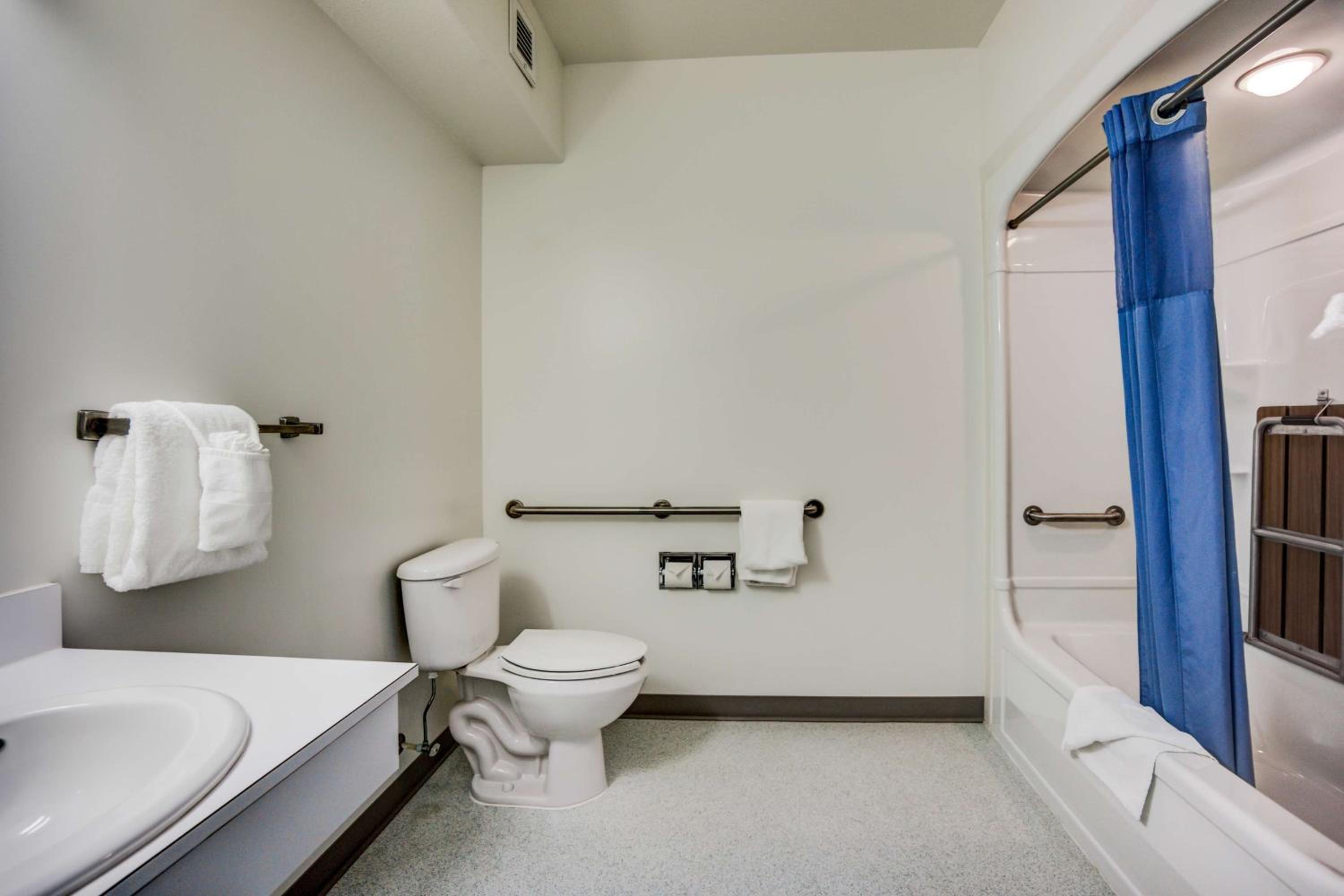 Queen Room - Disability Access - Roll in Shower - Photo 6