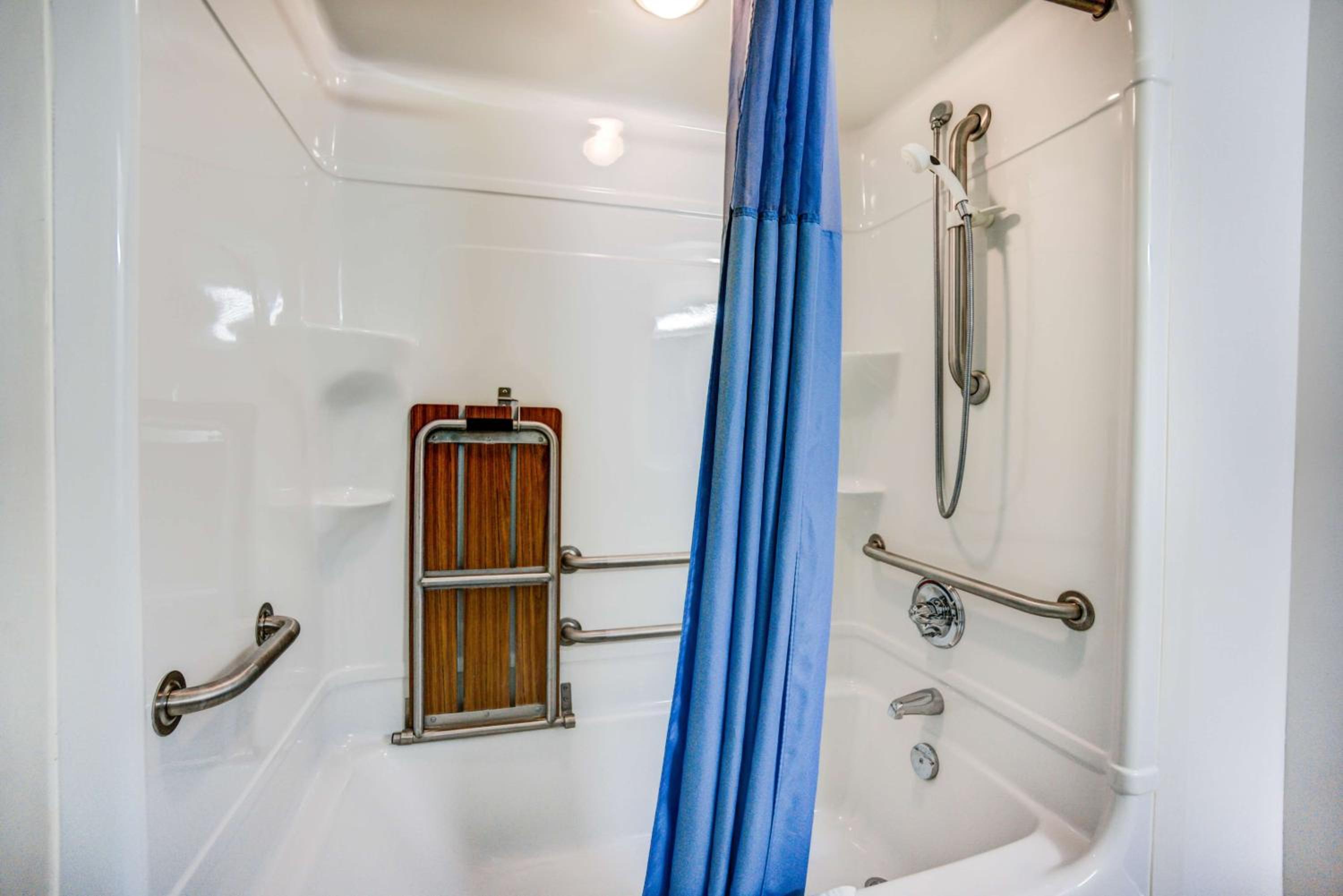 Queen Room - Disability Access - Roll in Shower - Photo 2