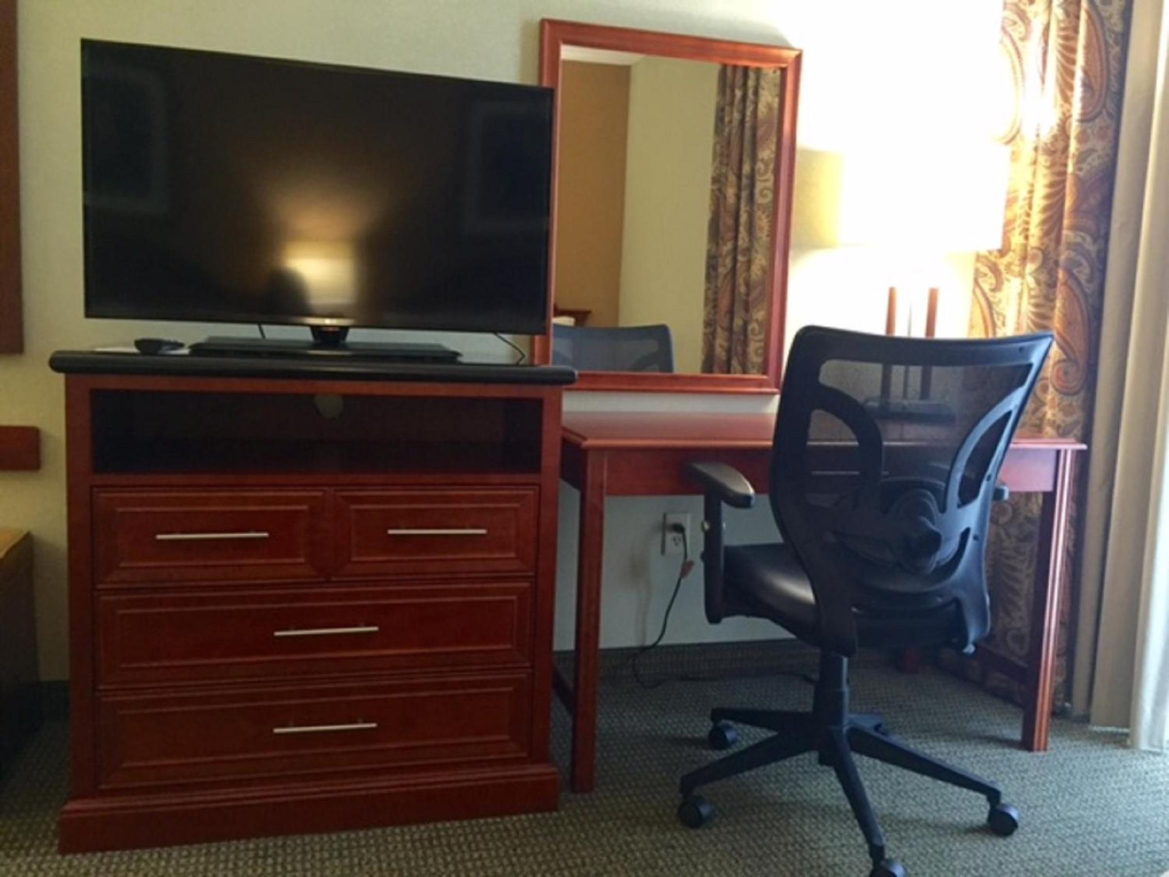 One-Bedroom Suite With King Bed Mobility Access Tub - Non-Smoking photo 3