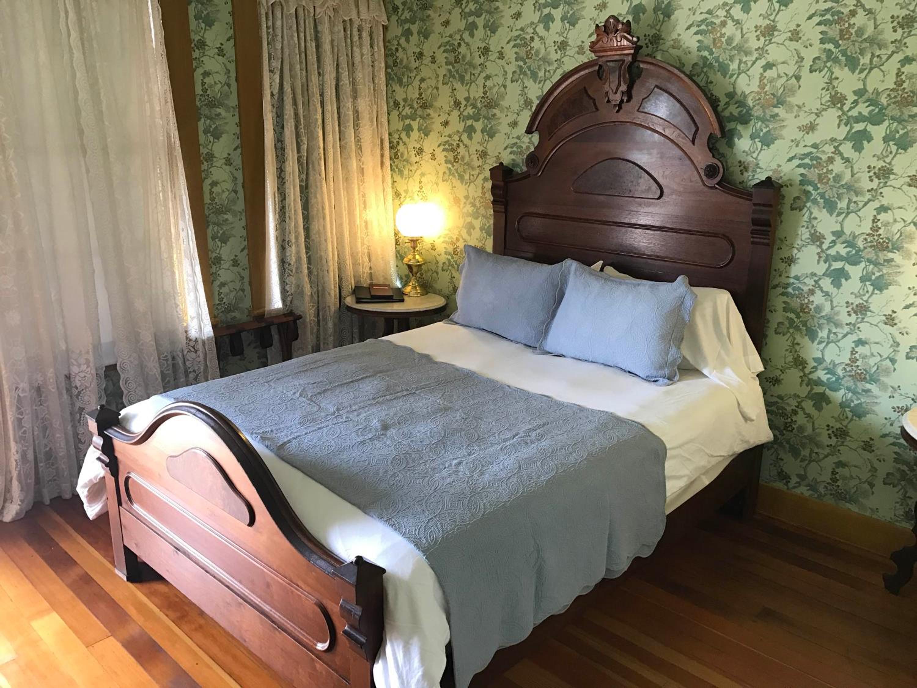 Queen Room with Garden View