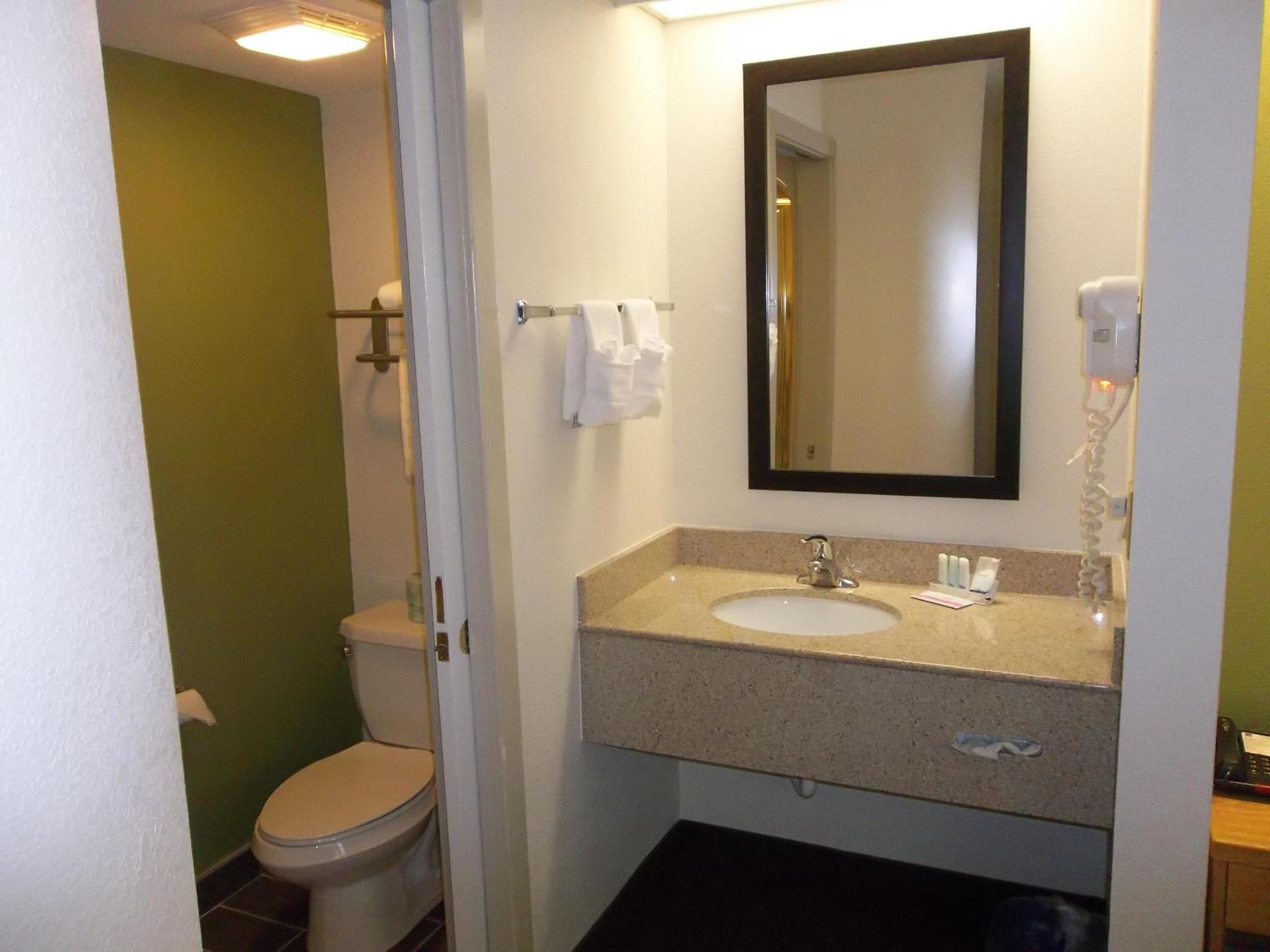Queen Room with Two Queen Beds - Non-Smoking - Photo 11