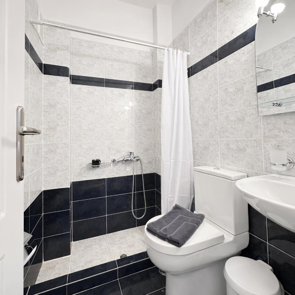 Three-Bedroom Apartment with Balcony photo 1