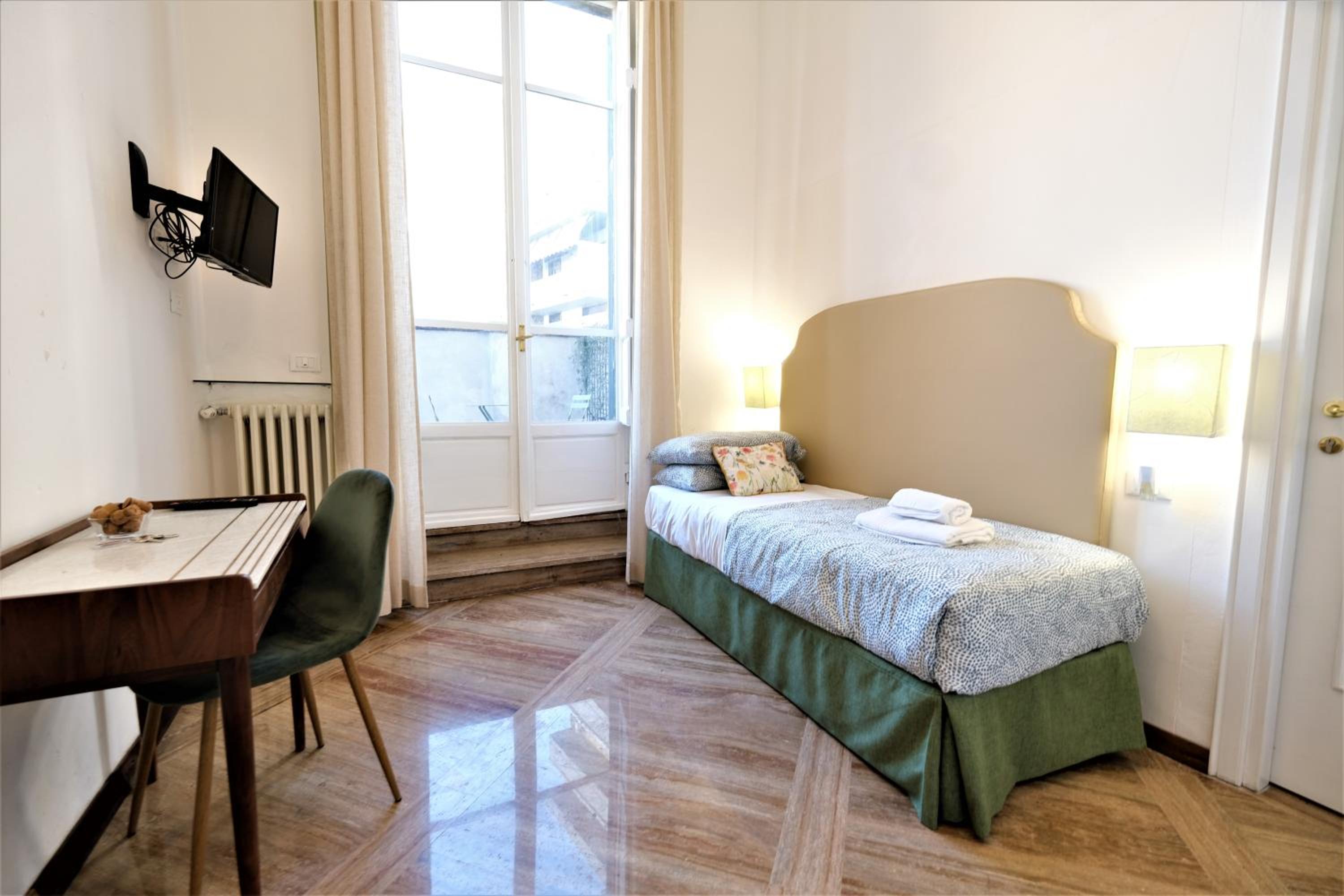 Single Room with Private Bathroom photo 2