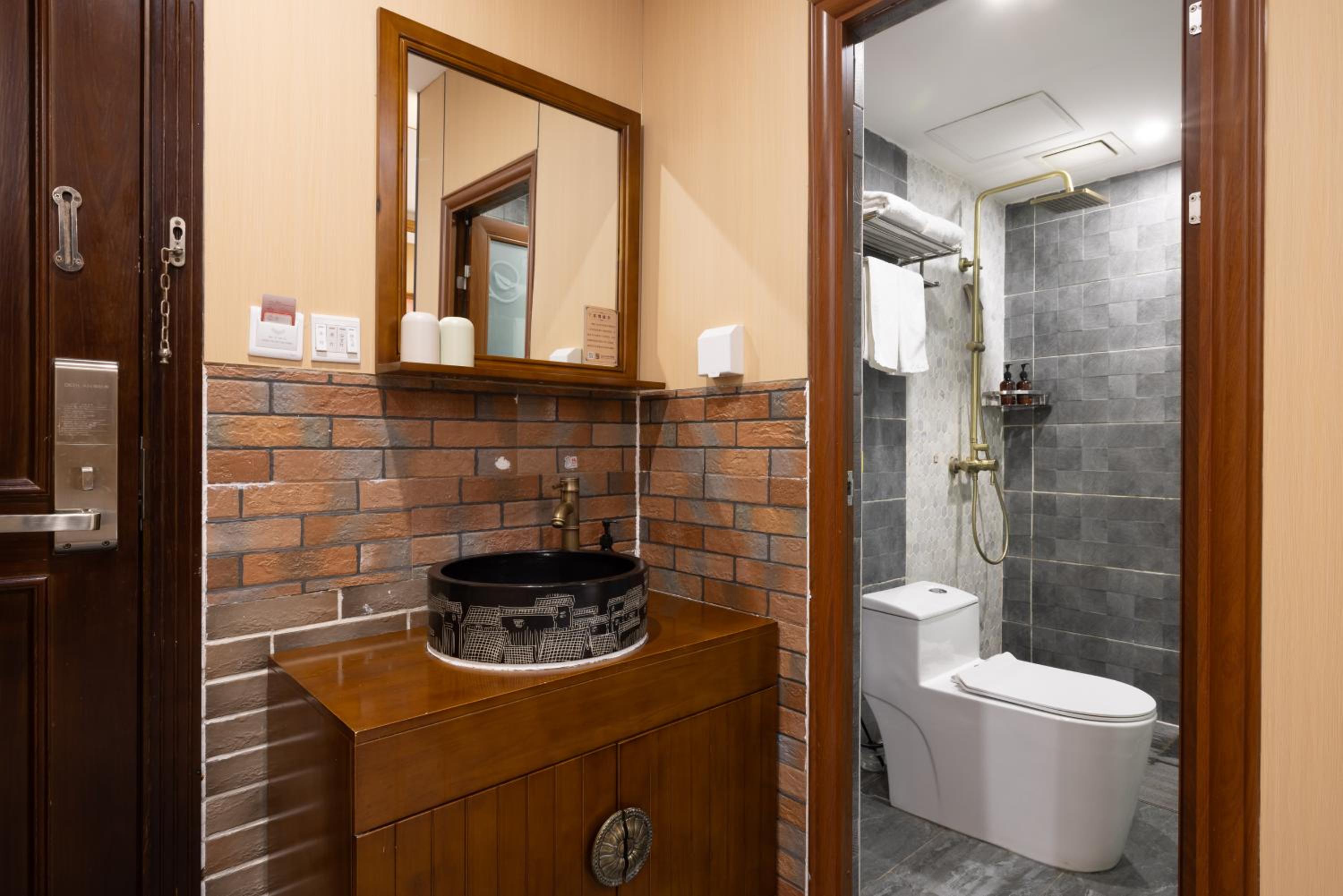 Standard Queen Room