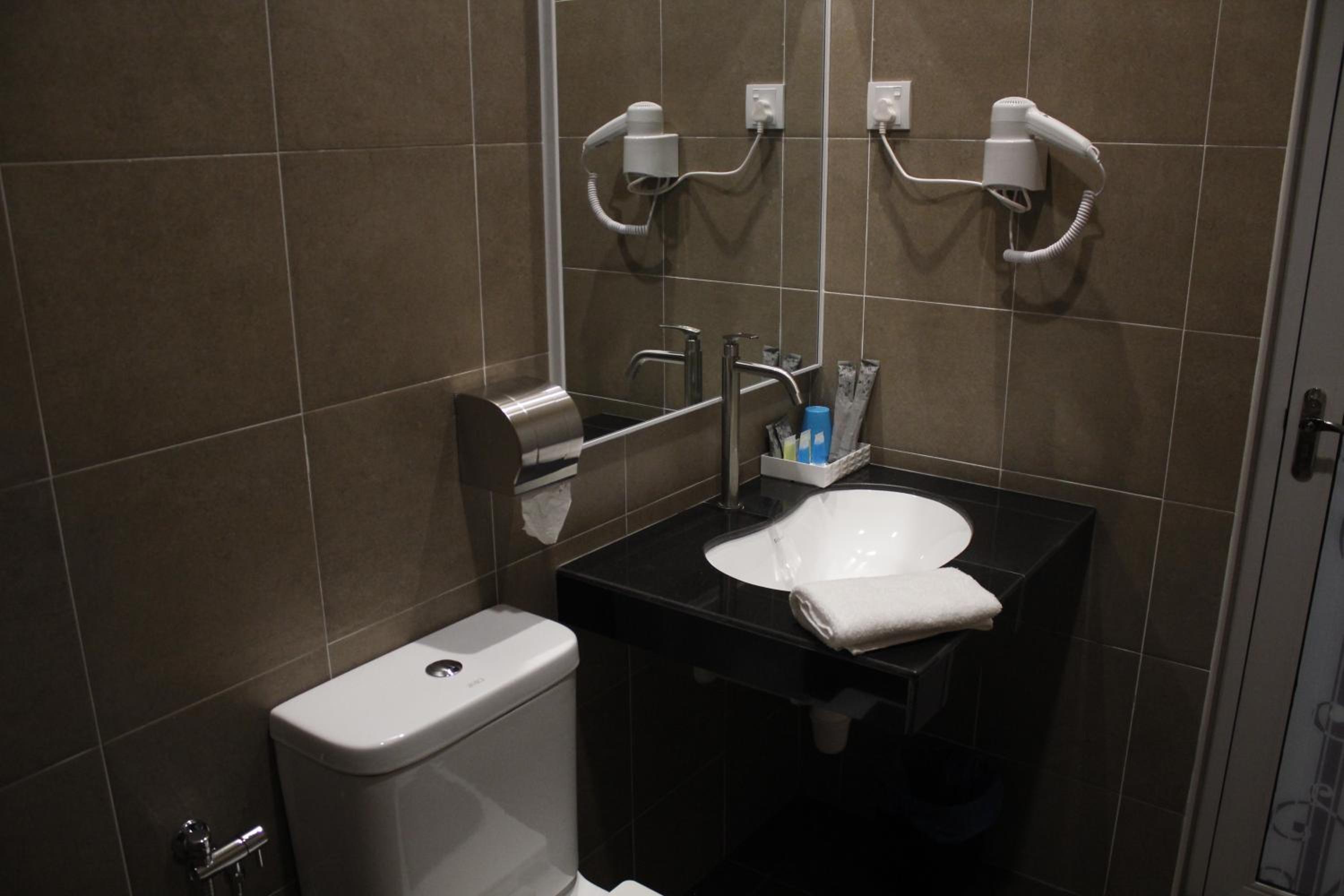 Family Room with Private Bathroom - Photo 8