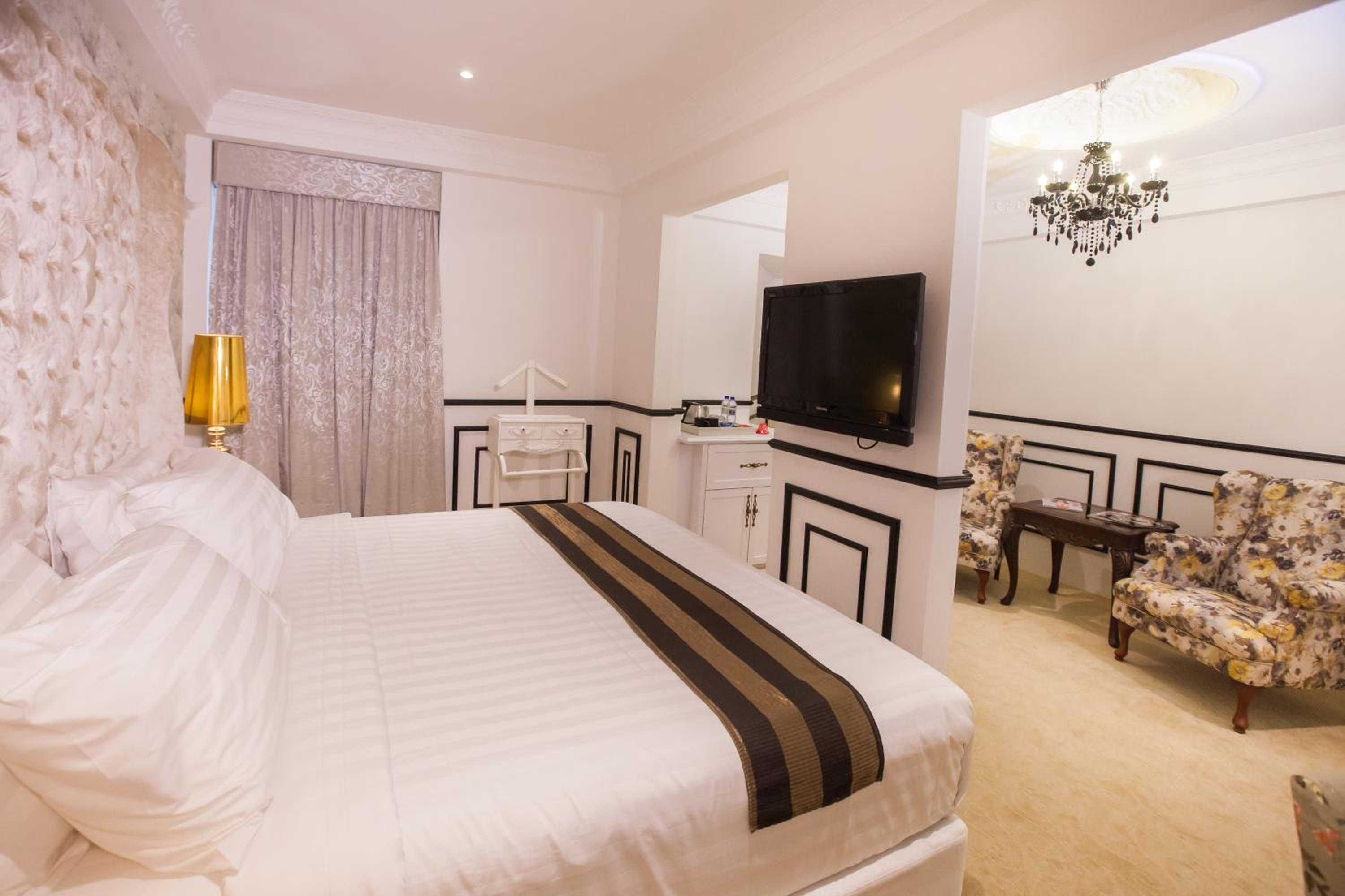 Deluxe Suite - Photo 6