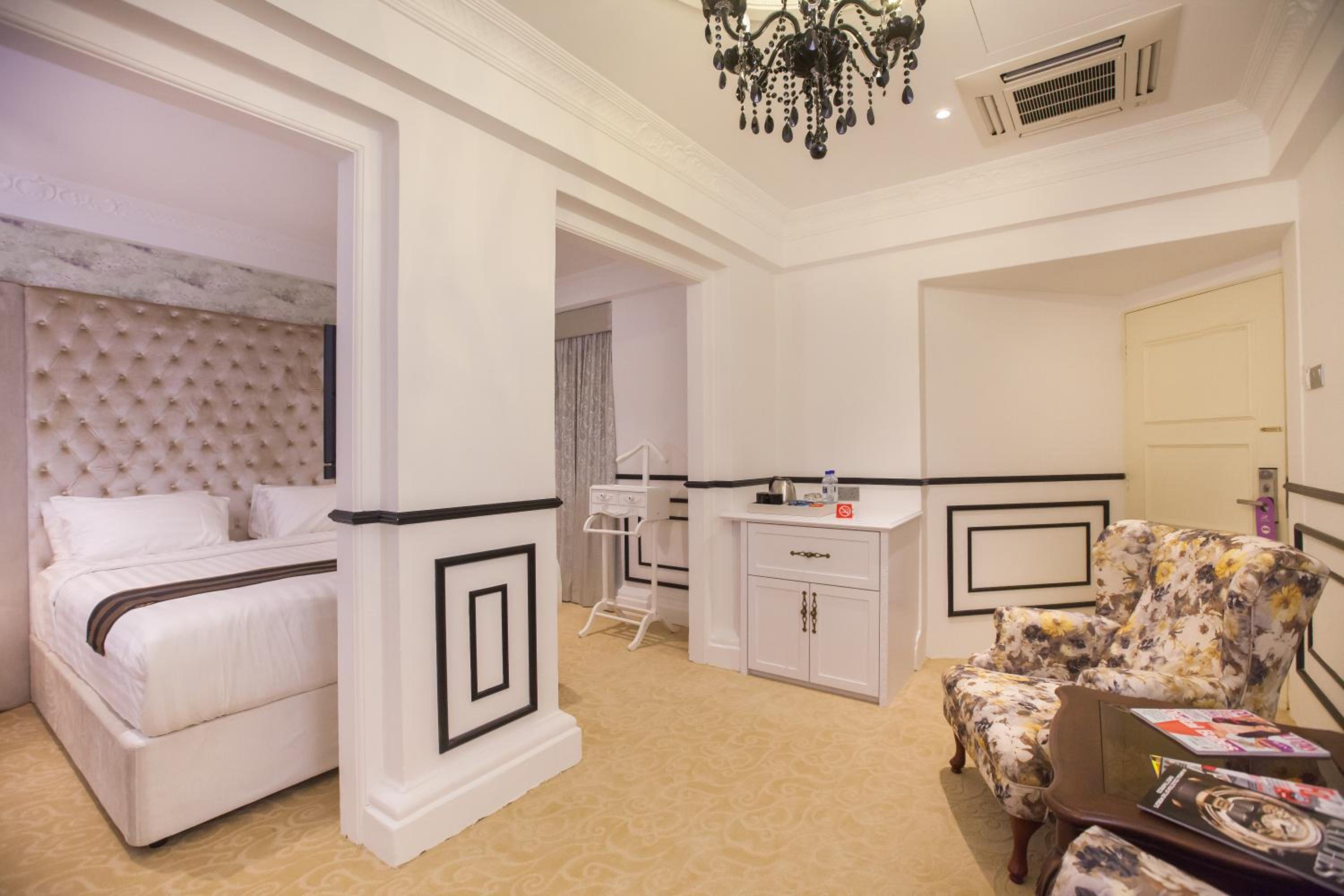 Deluxe Suite - Photo 7