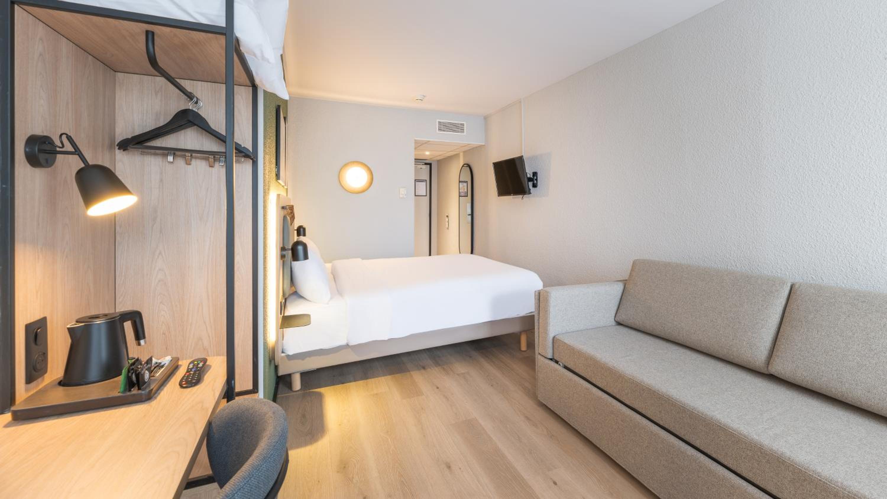 Standard Queen Room with One Sofa Bunk Bed - Photo 8