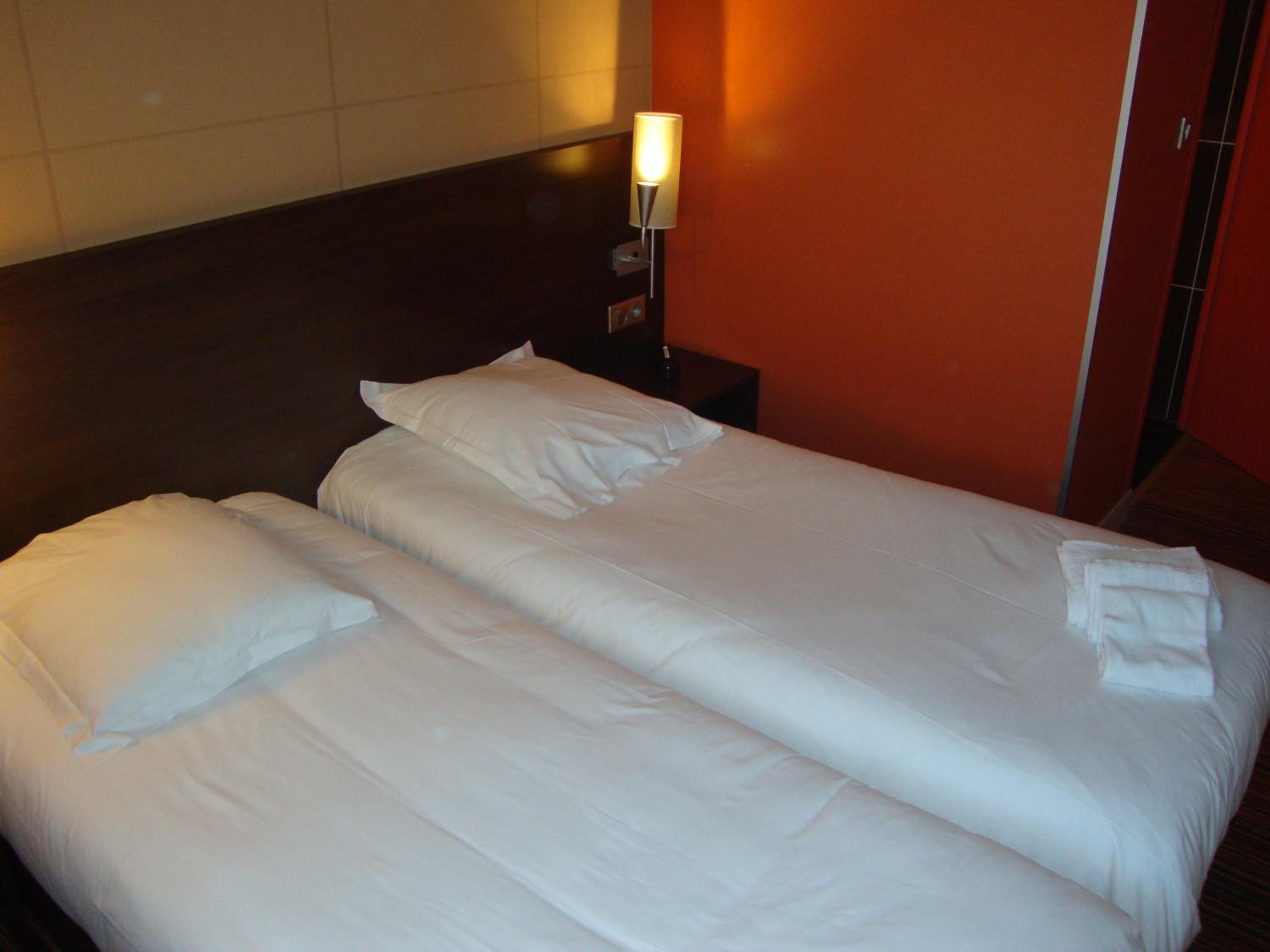 Twin Room - Standard photo 2