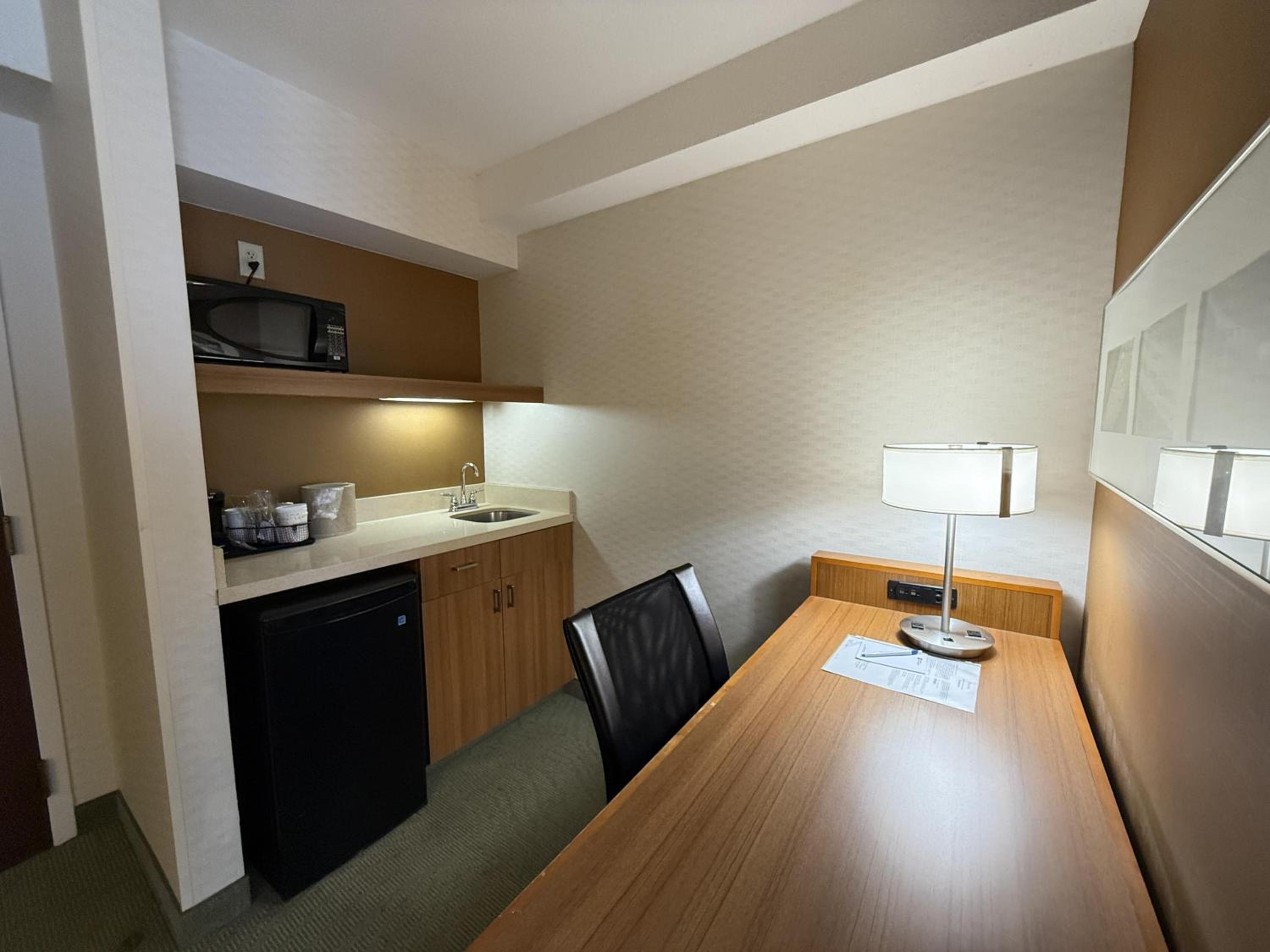 King Room with Roll-In Shower, Sofa Bed and Wet Bar - Disability/Non-Smoking - Photo 4