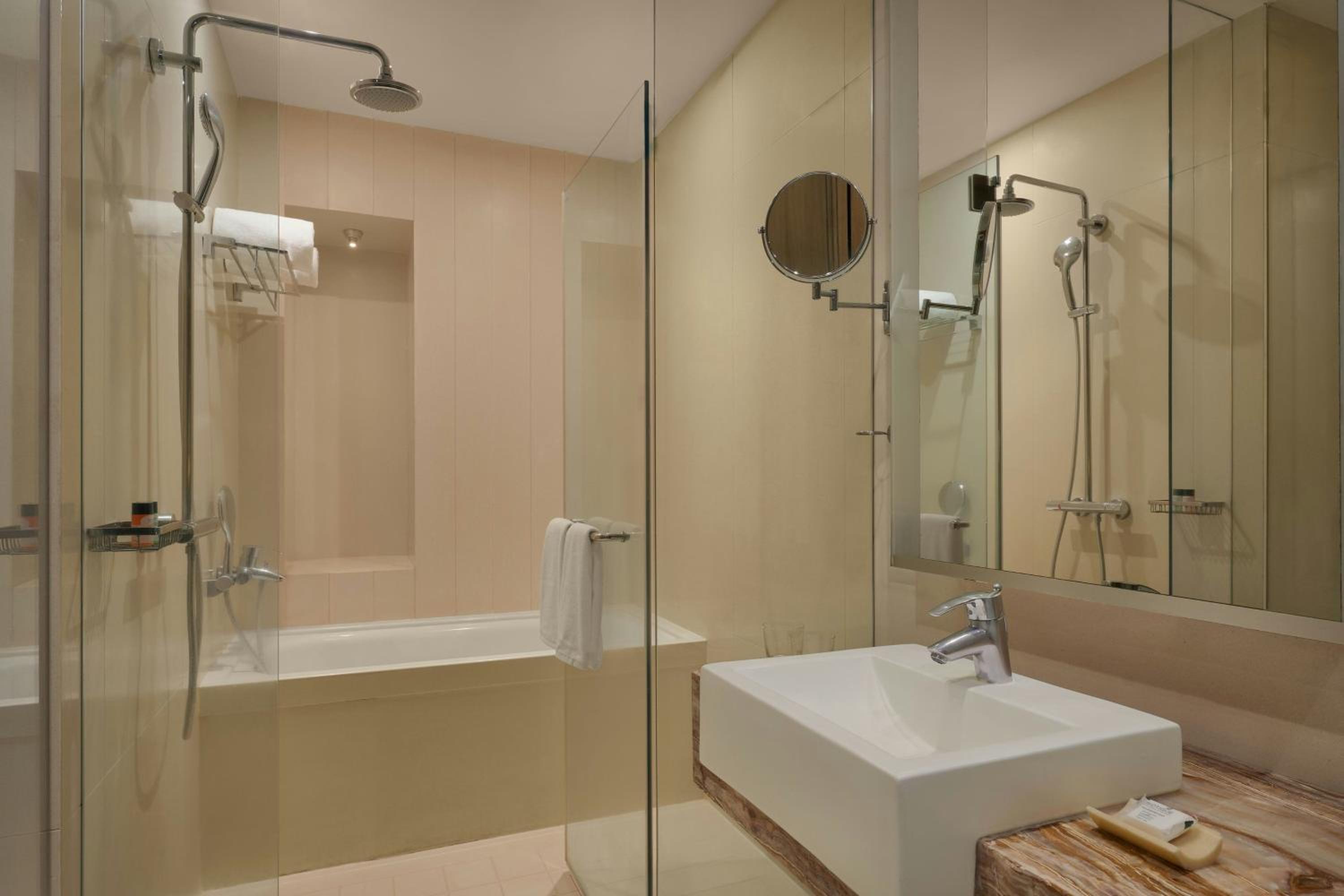 Fern Classic King Suite with Limited View photo 3