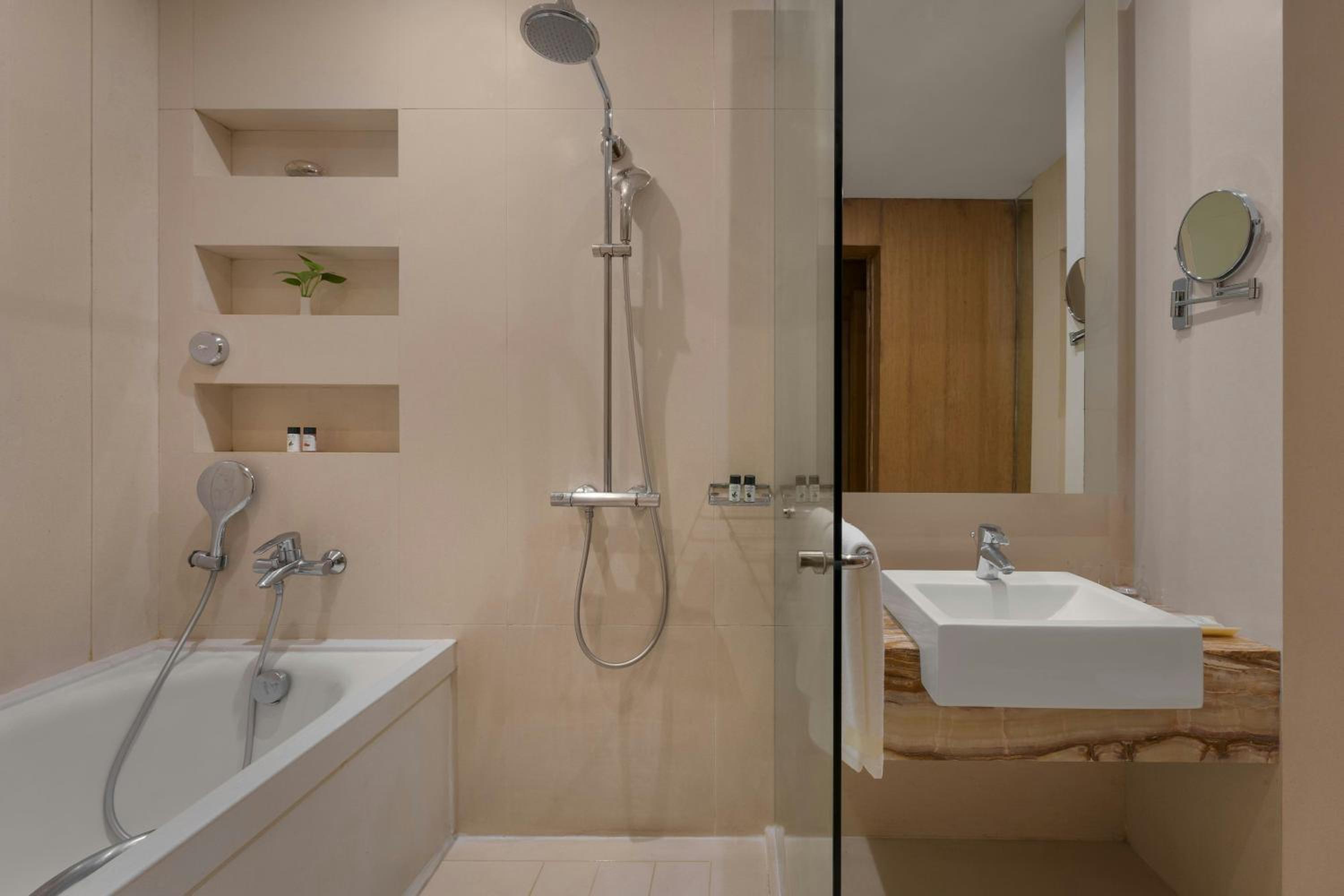 Hazel King Suite with Limited View photo 2