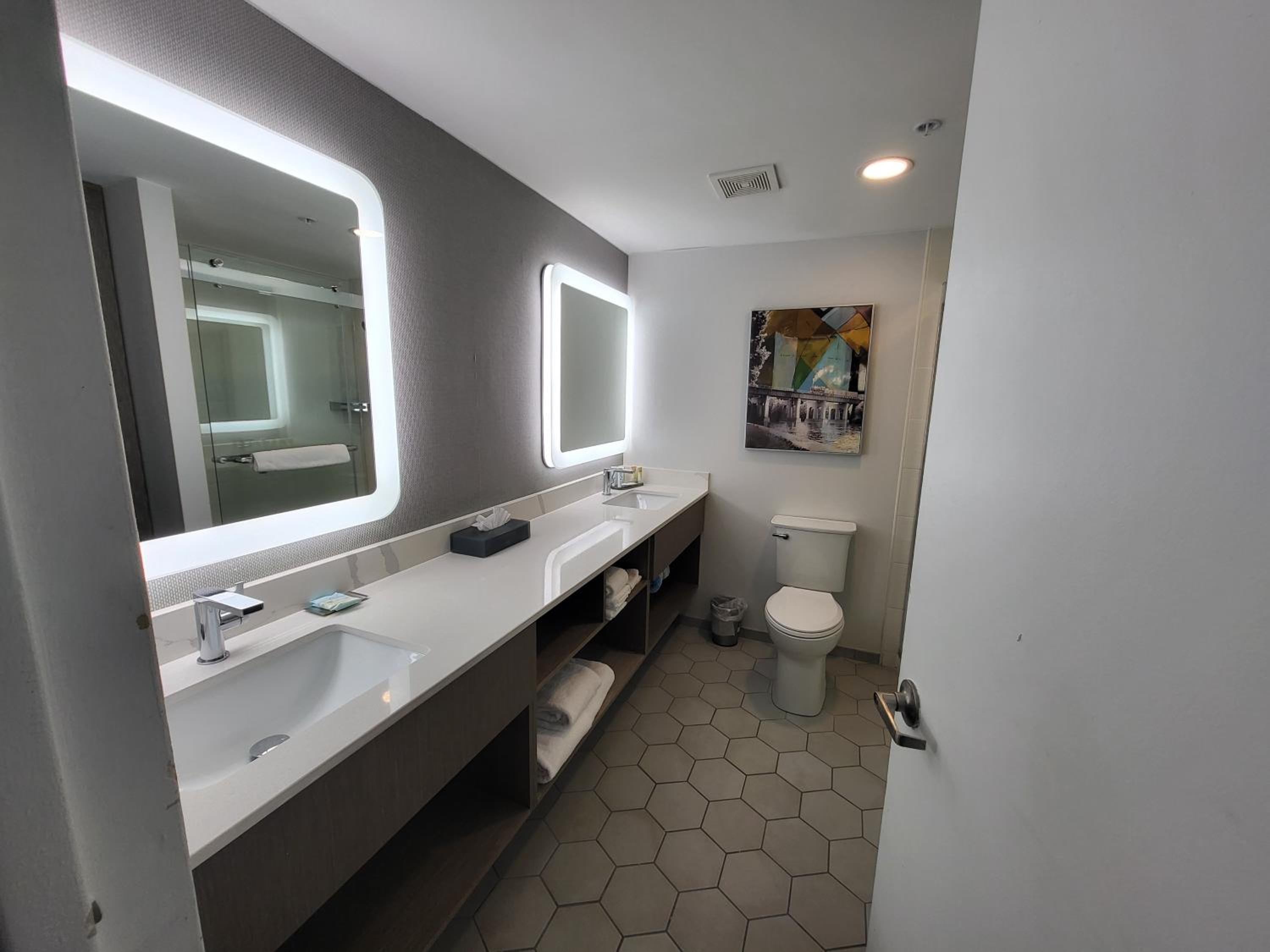 King Room with Transfer Shower - Mobility Access photo 3