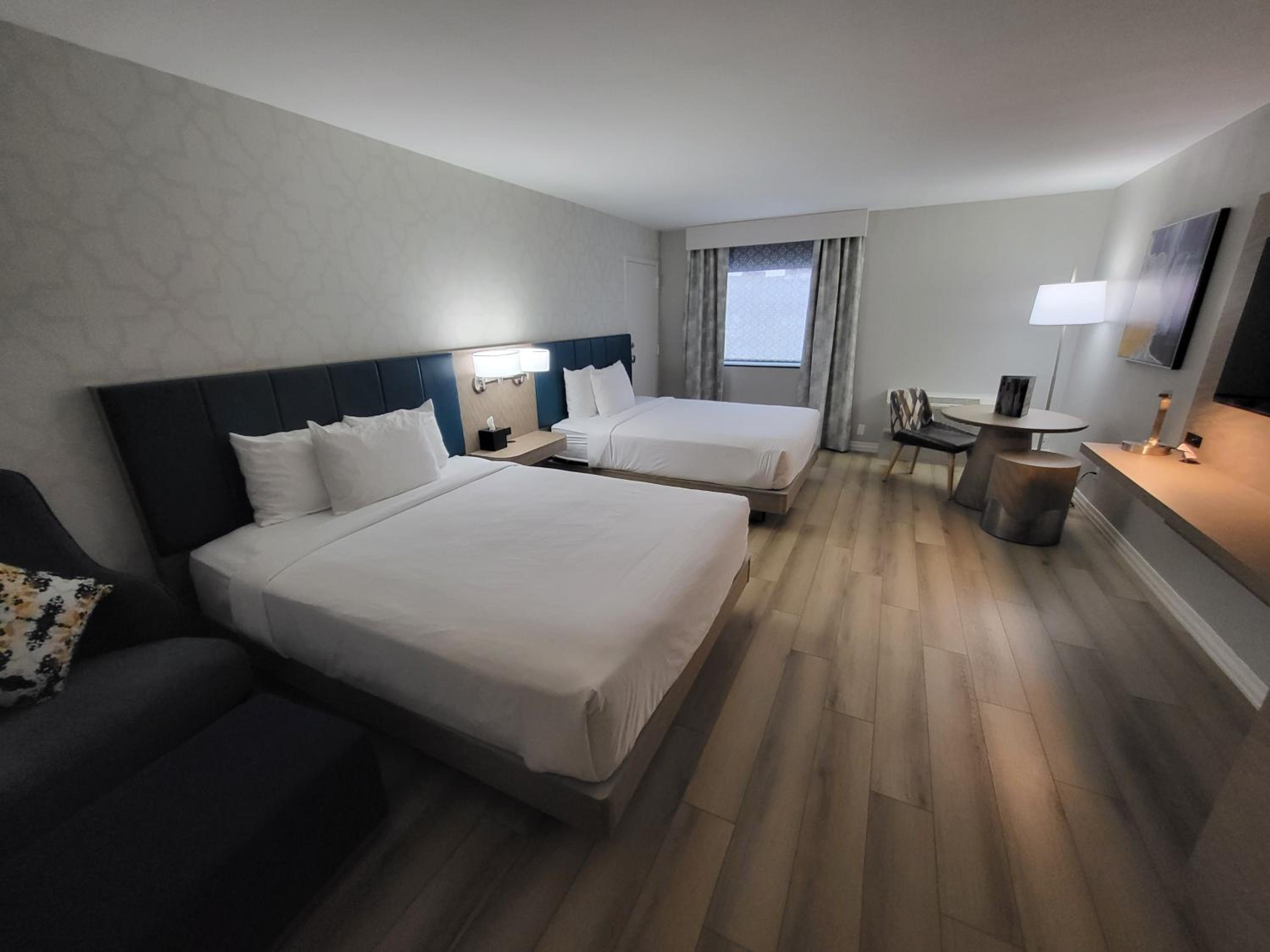 Queen Room with Two Queen Beds photo 2