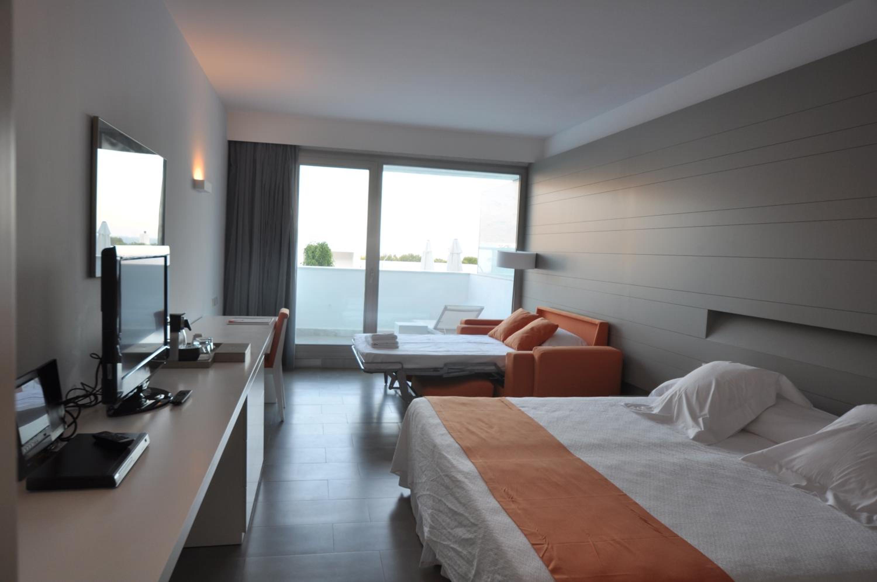Habitación triple con vista a la piscina