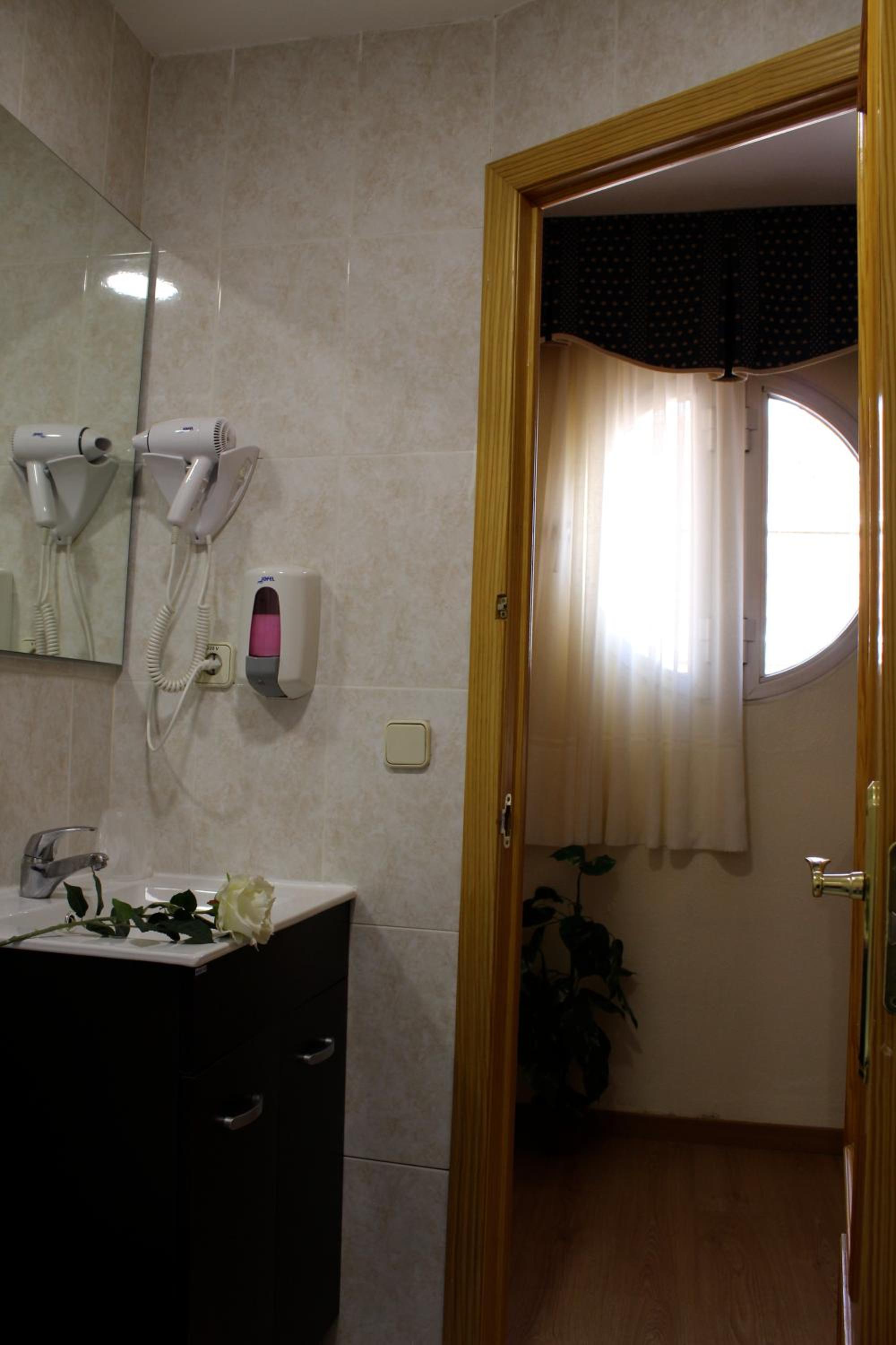 Double Room - Photo 8