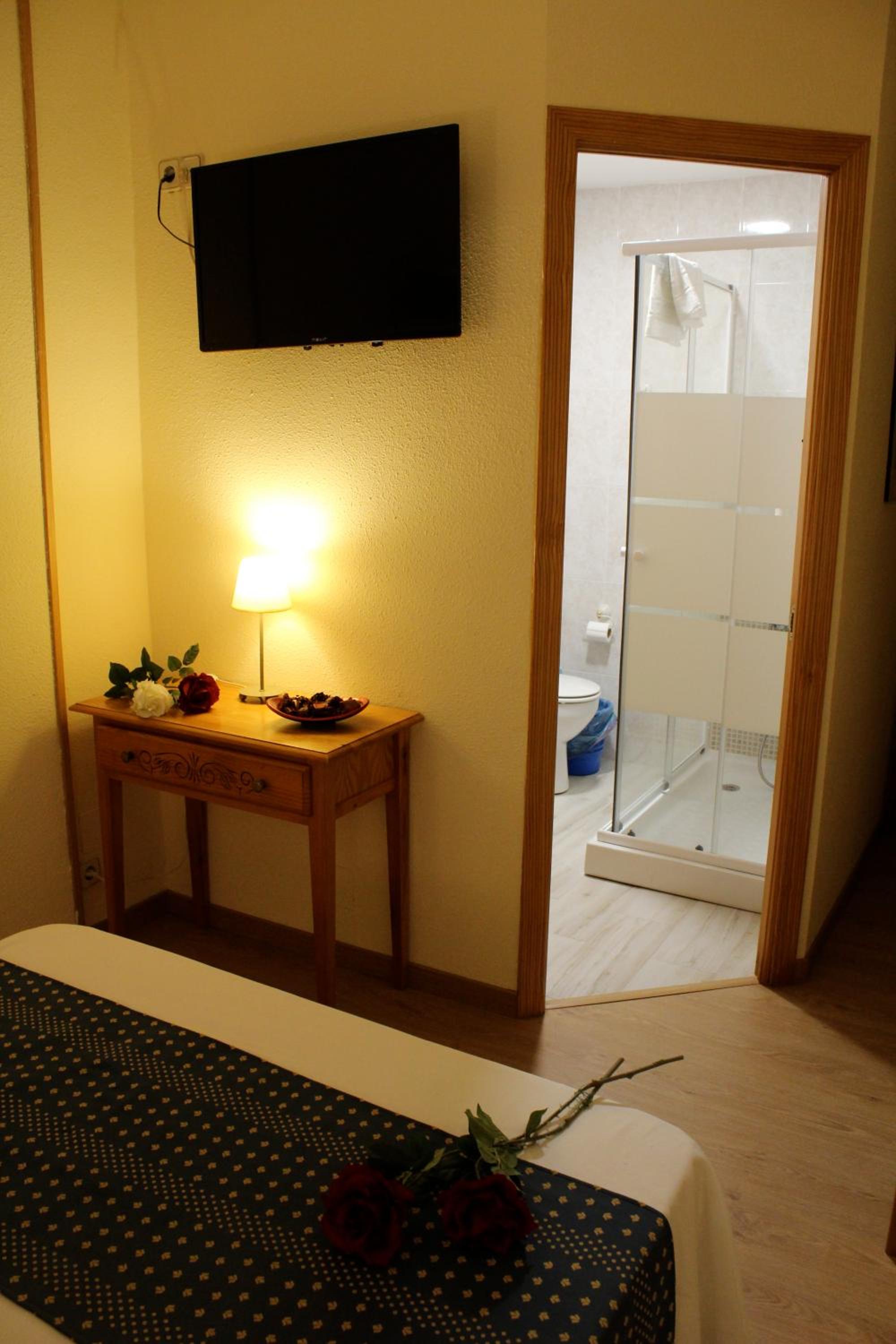 Double Room - Photo 9
