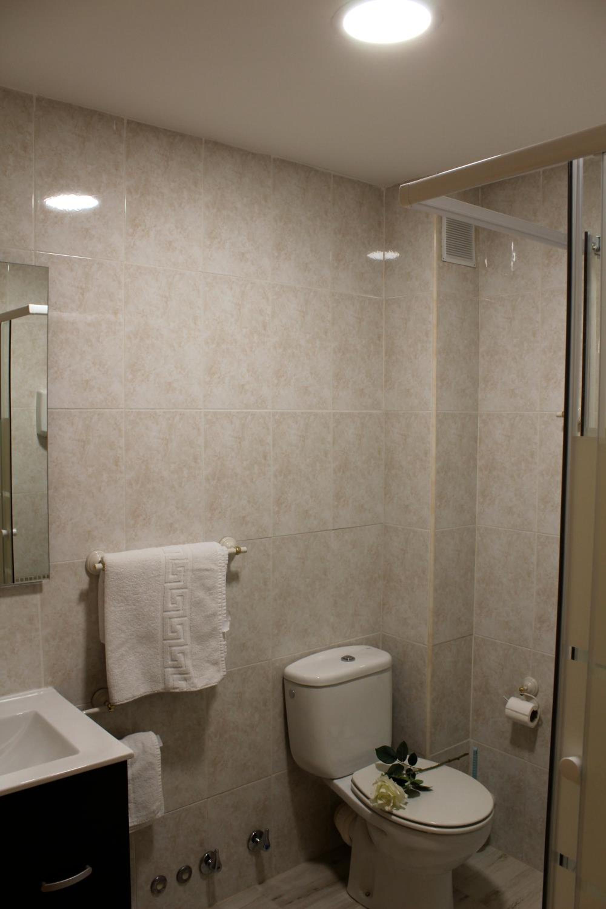 Double Room - Photo 11