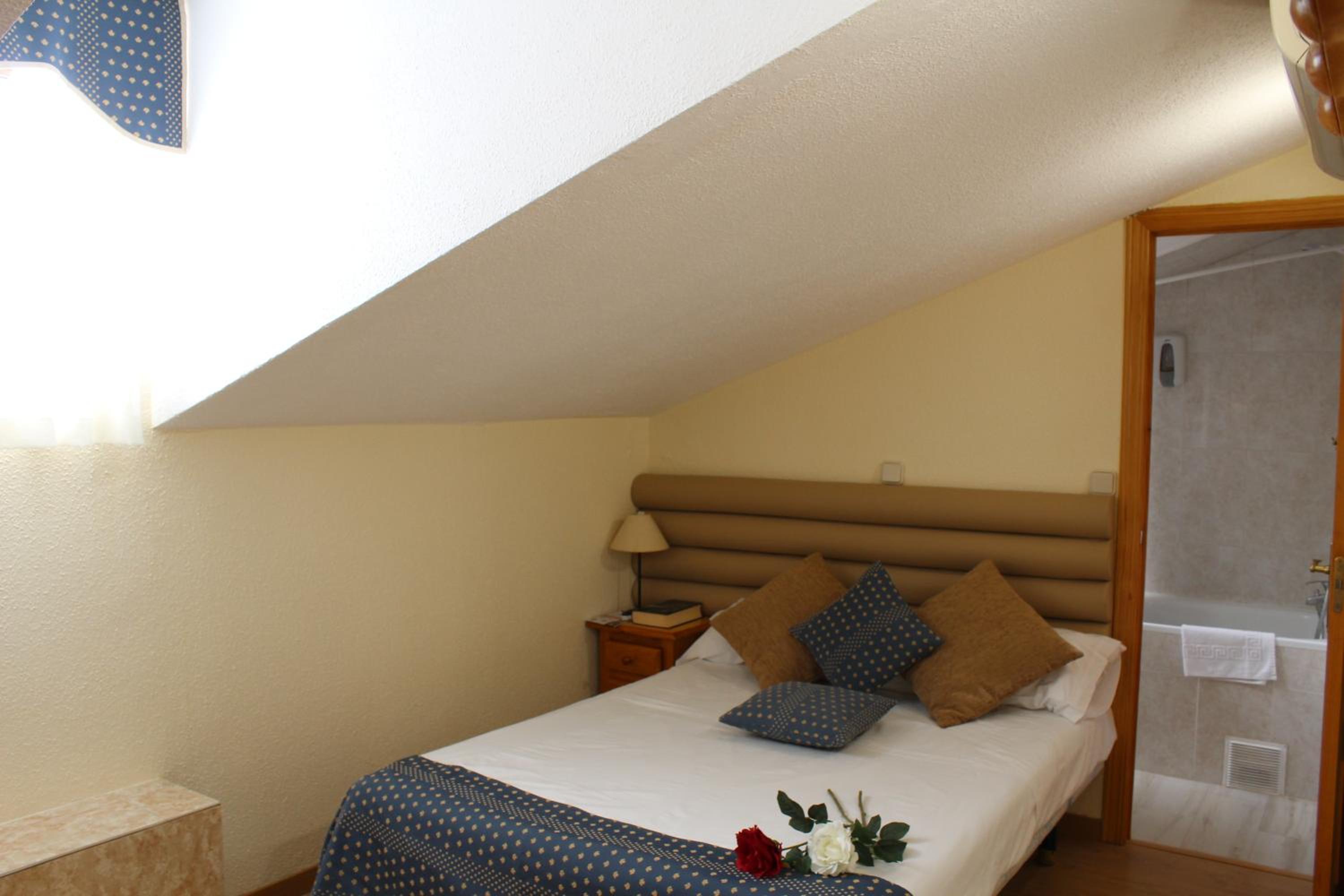 Double Room - Photo 15