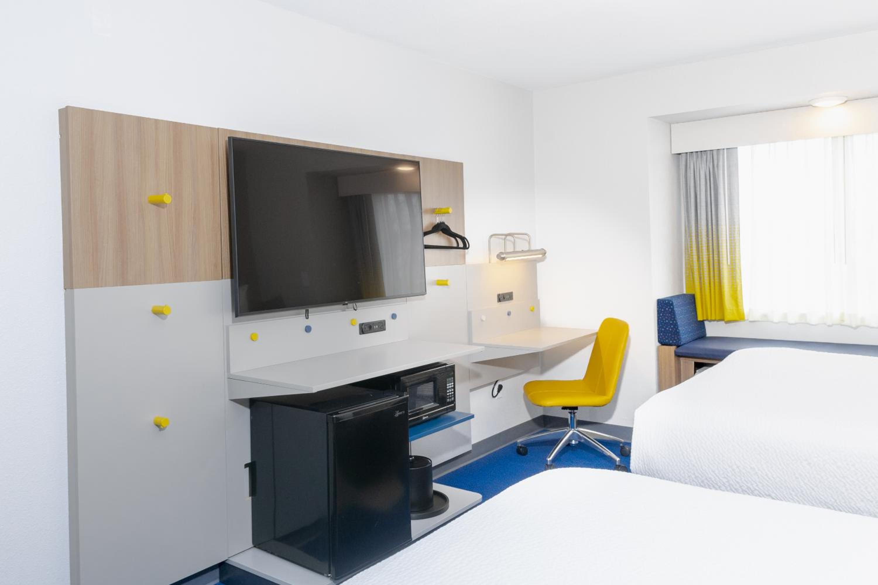 Queen Room with Two Queen Beds - Non-Smoking - Photo 2