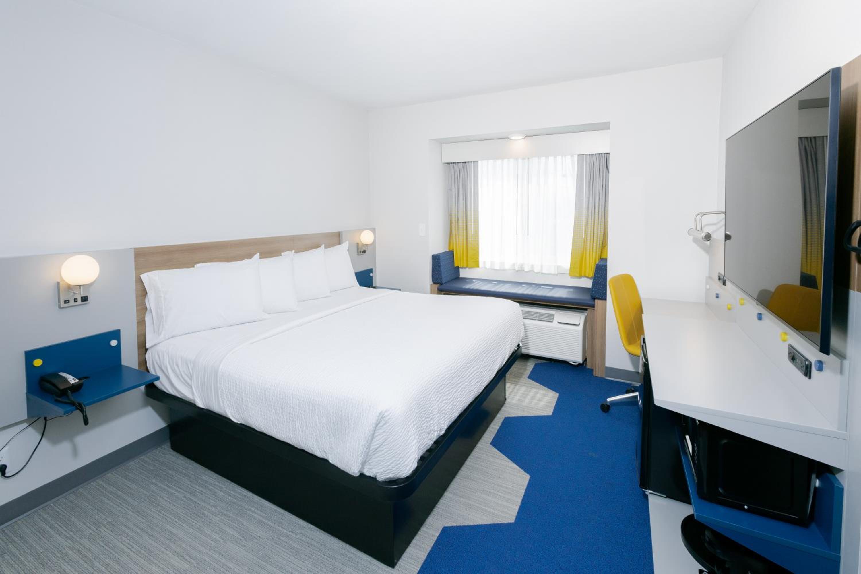 King Room with Roll-in Shower - Mobility Access/Non-Smoking - Photo 1