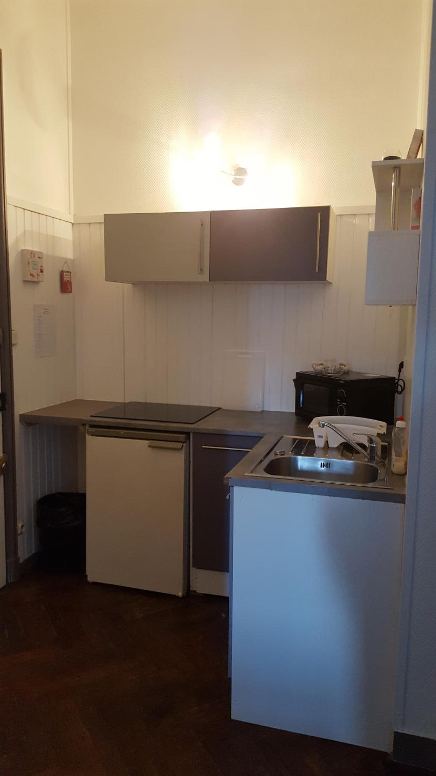 One-Bedroom Apartment - Photo 2