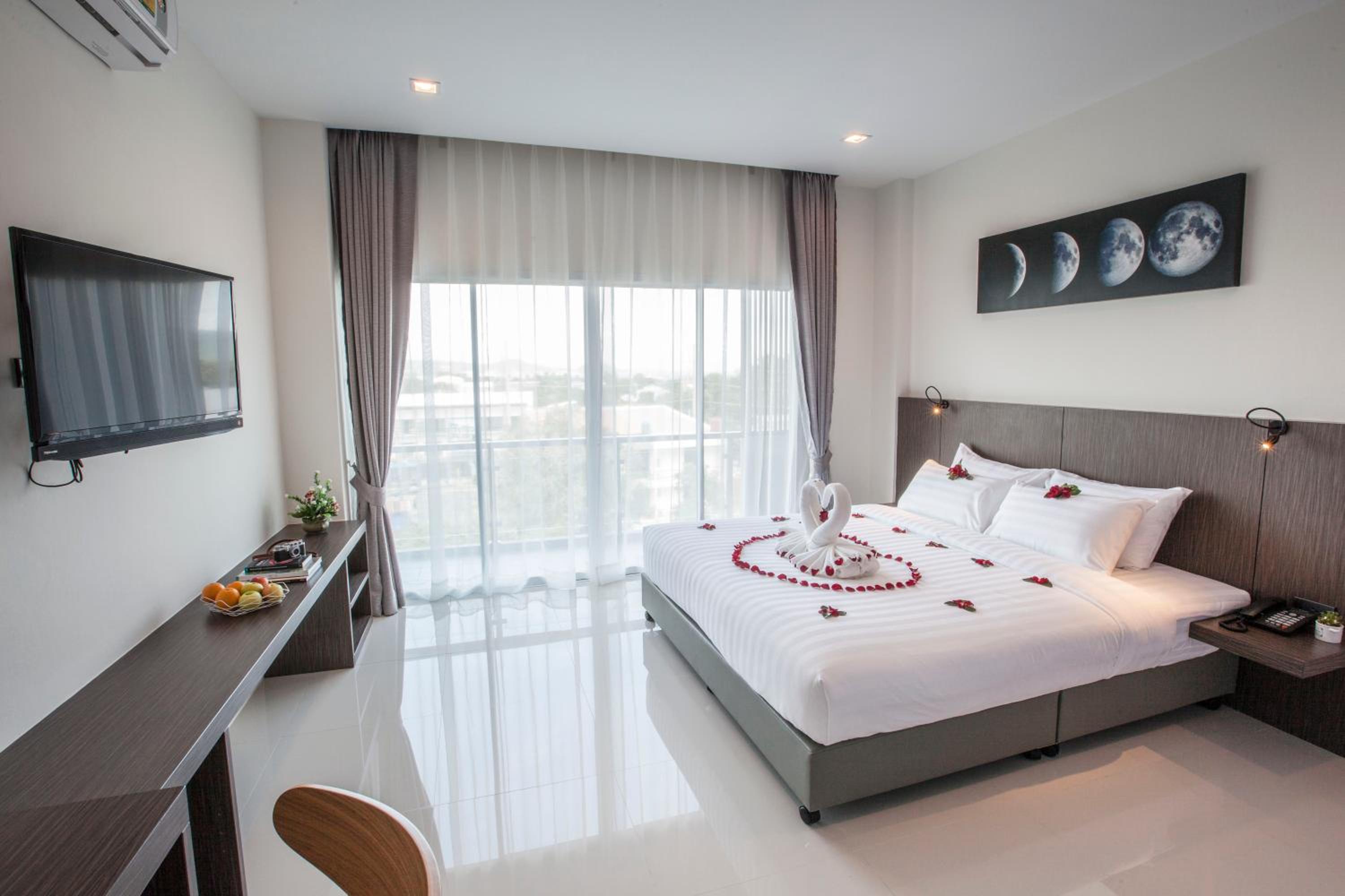 Suite with Bathtub